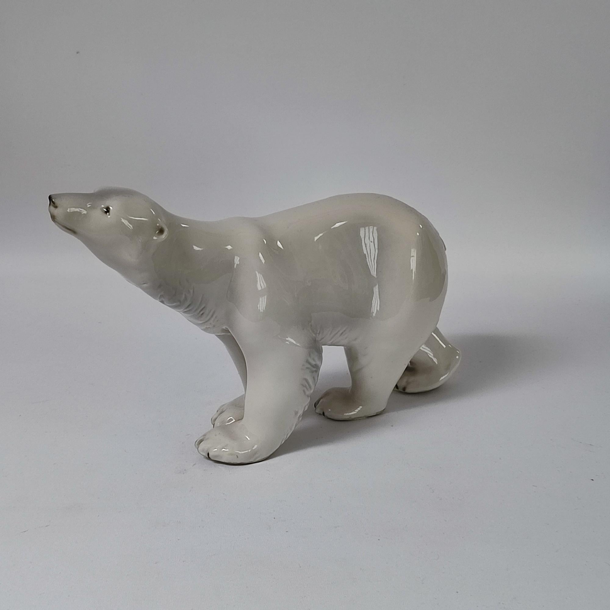 Antica statuetta di orso polare Royal Dux, CIRCA 1920 - Porcelain Elegance ceca In condizioni buone in vendita a Bochum, NRW