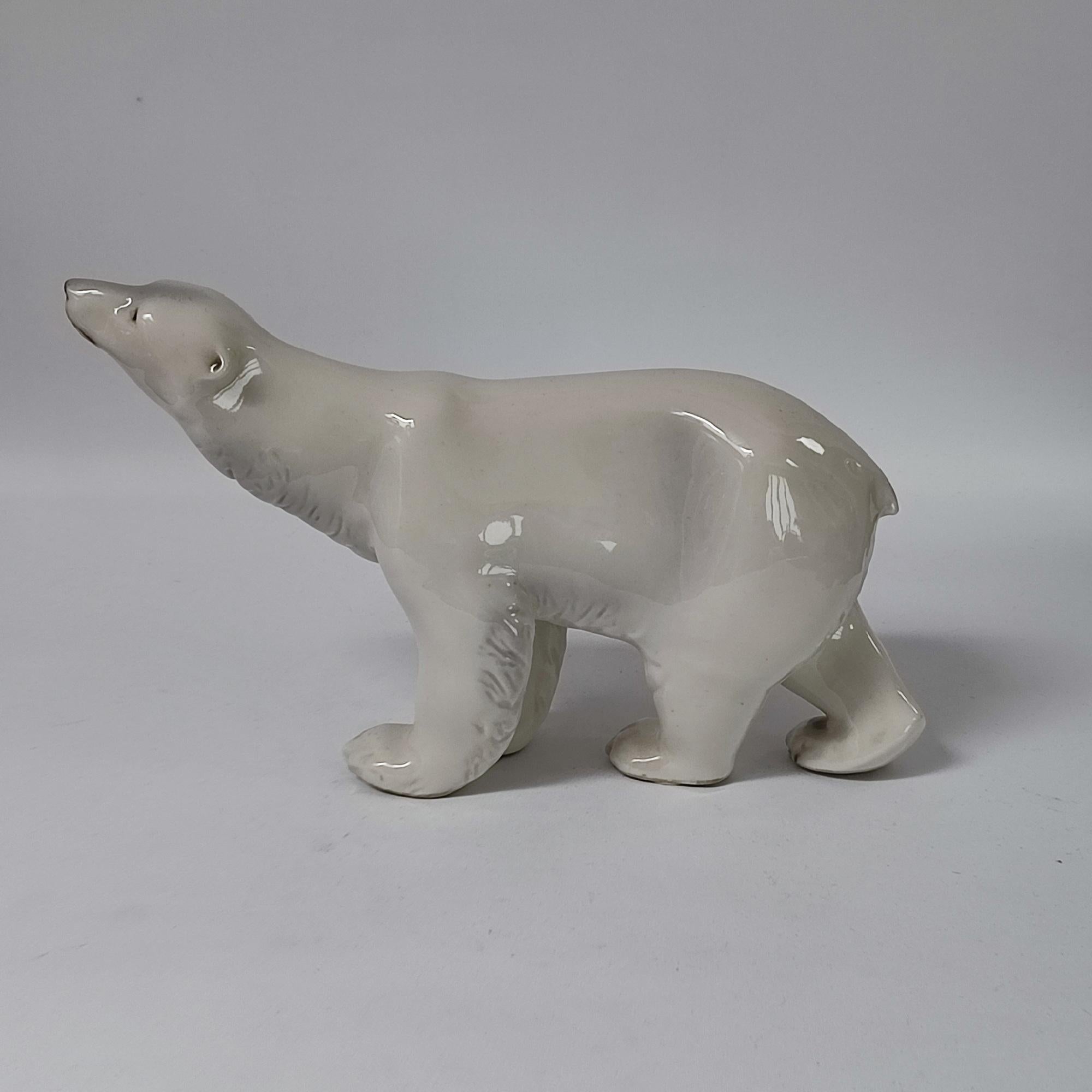 Inizio XX secolo Antica statuetta di orso polare Royal Dux, CIRCA 1920 - Porcelain Elegance ceca in vendita