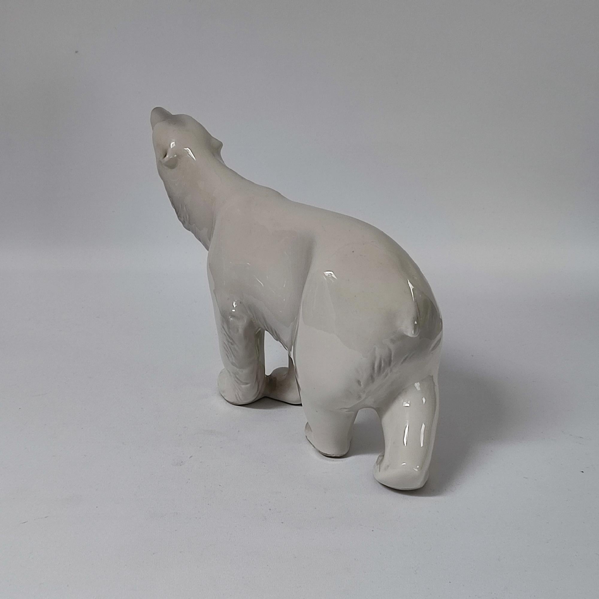 Porcellana Antica statuetta di orso polare Royal Dux, CIRCA 1920 - Porcelain Elegance ceca in vendita