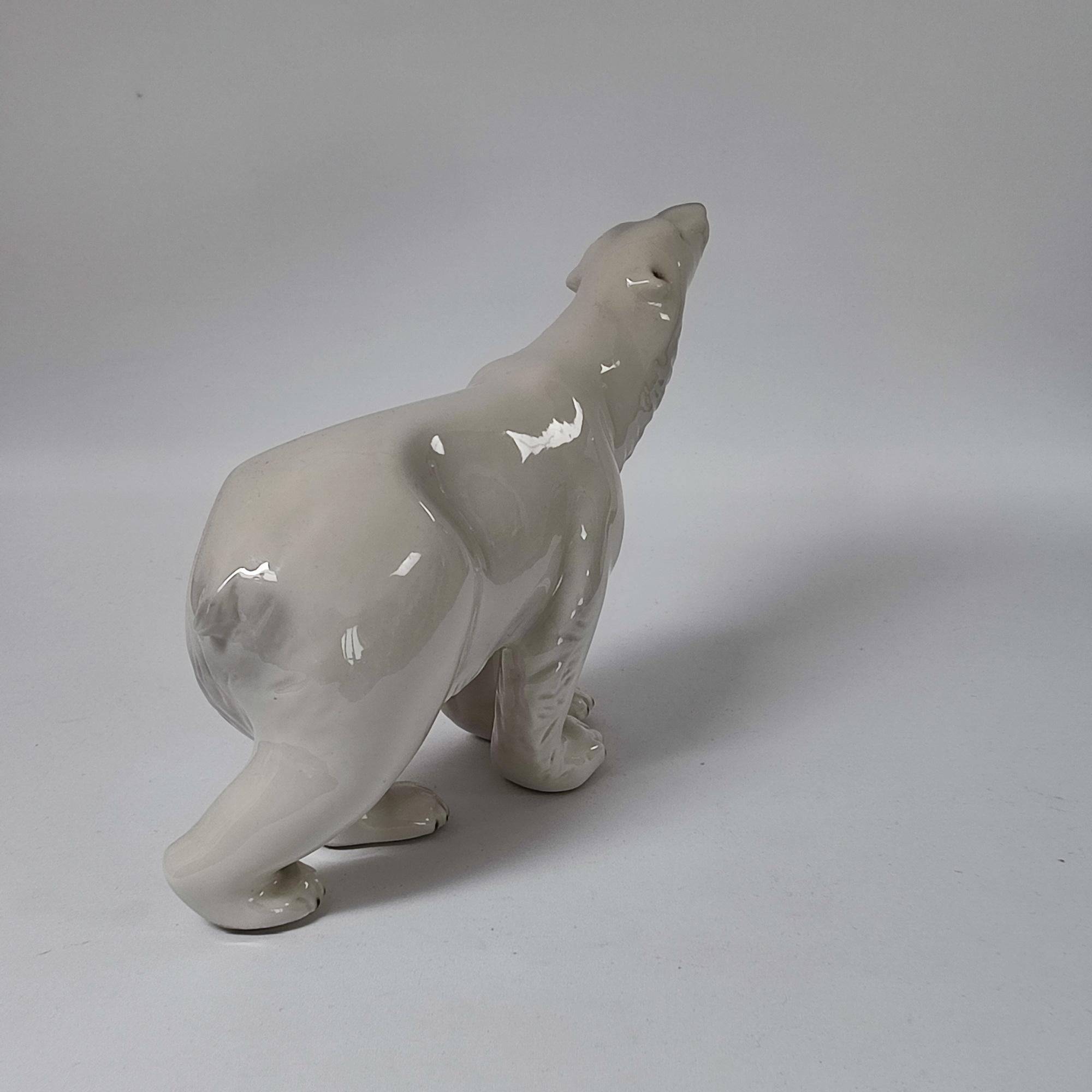 Antica statuetta di orso polare Royal Dux, CIRCA 1920 - Porcelain Elegance ceca in vendita 1