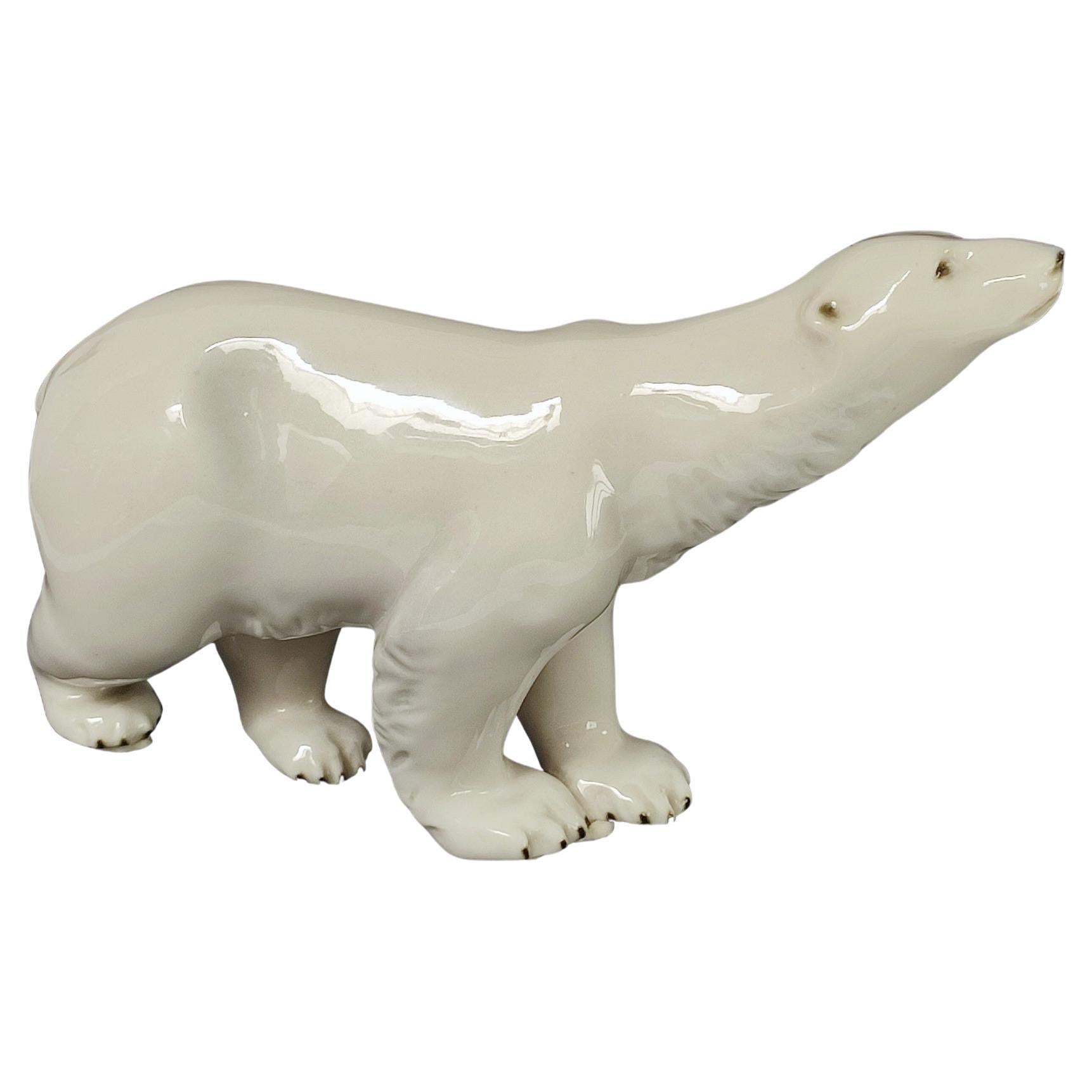 Antica statuetta di orso polare Royal Dux, CIRCA 1920 - Porcelain Elegance ceca in vendita