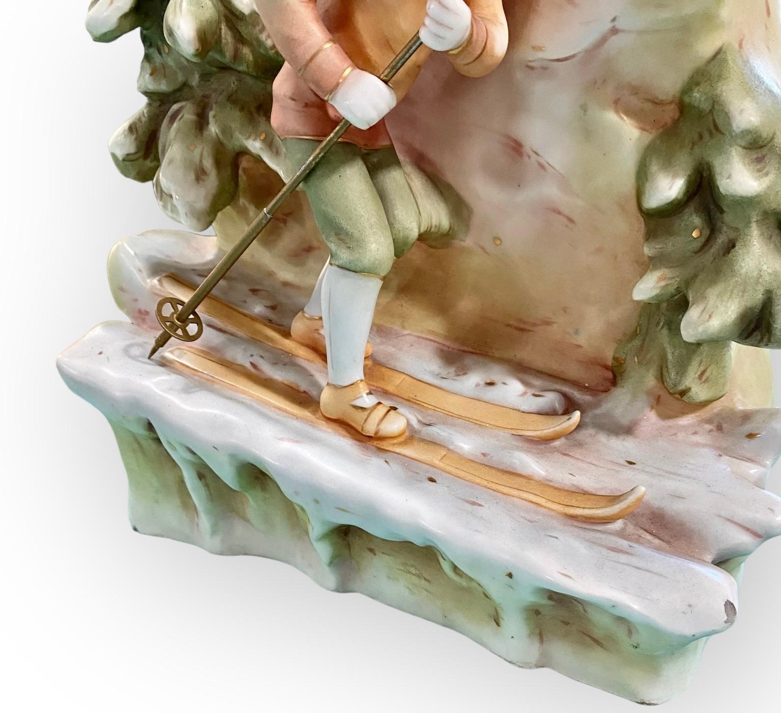 Antiguo Reloj de Porcelana Royal Dux con Figura de Esquiador de los Alpes Art Nouveau en venta