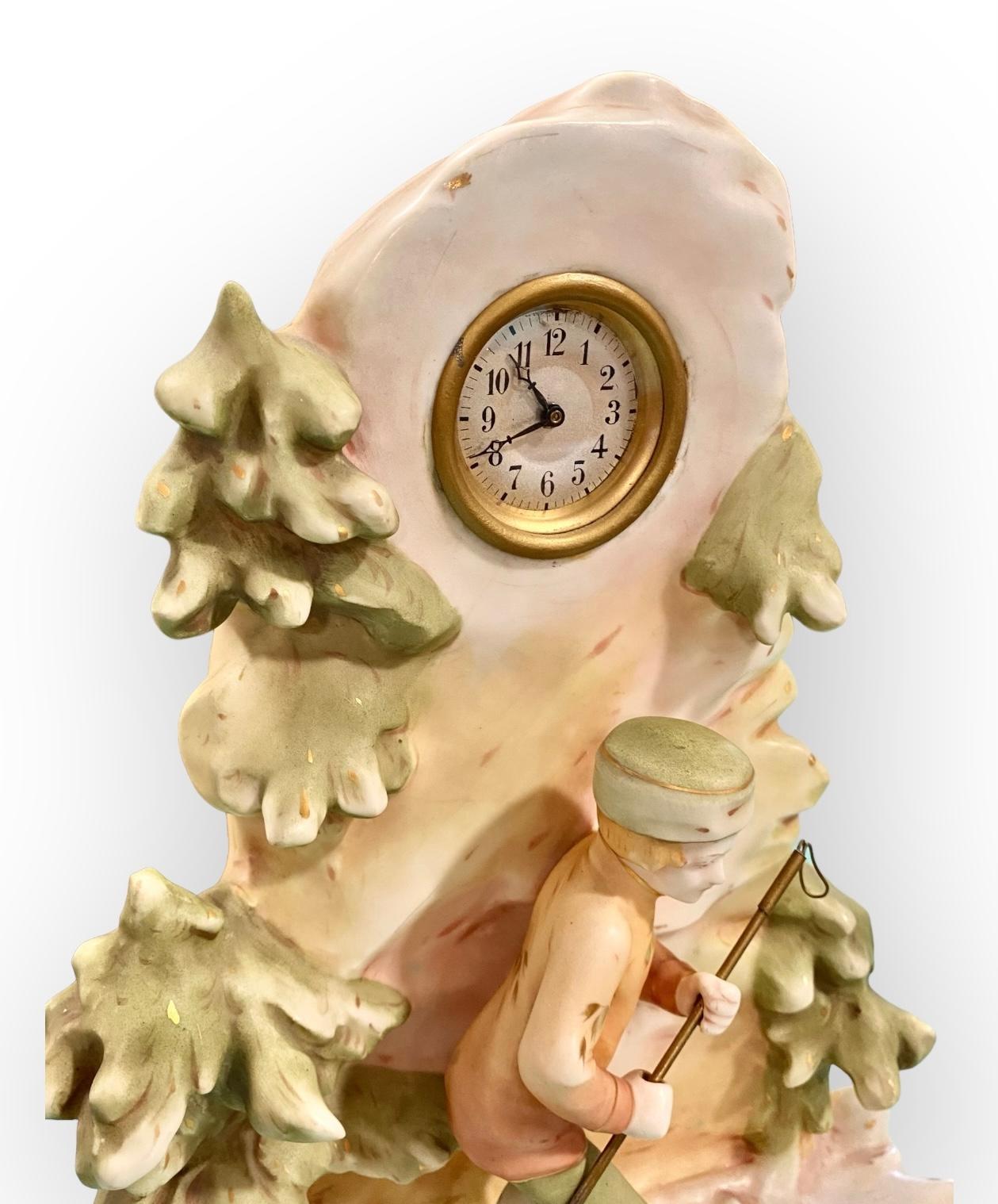Antiguo Reloj de Porcelana Royal Dux con Figura de Esquiador de los Alpes en Bueno estado para la venta en New Orleans, LA