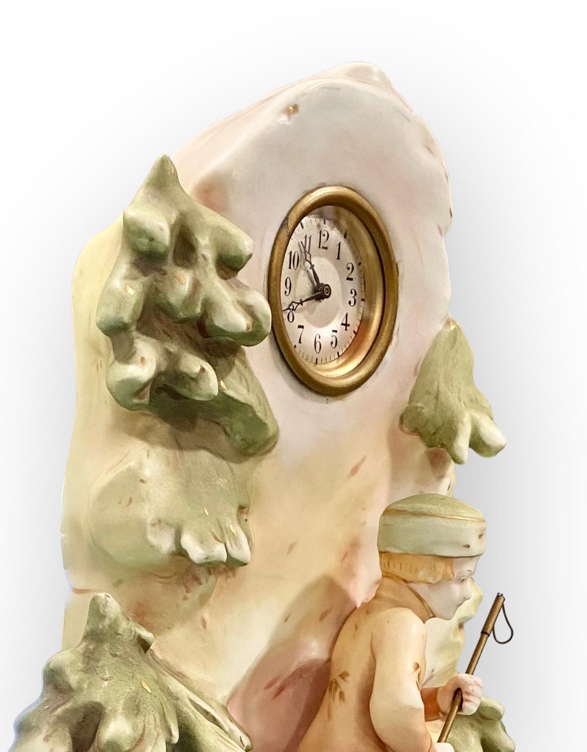 Antiguo Reloj de Porcelana Royal Dux con Figura de Esquiador de los Alpes siglo XX en venta