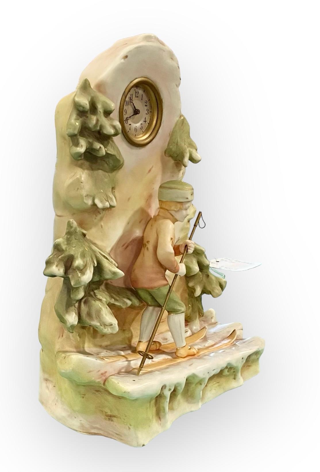 Antiguo Reloj de Porcelana Royal Dux con Figura de Esquiador de los Alpes Metal en venta