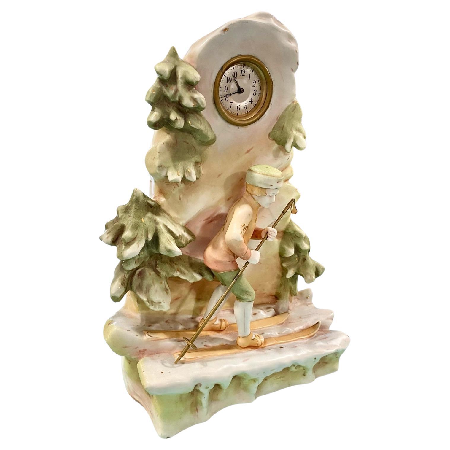 Antiguo Reloj de Porcelana Royal Dux con Figura de Esquiador de los Alpes en venta