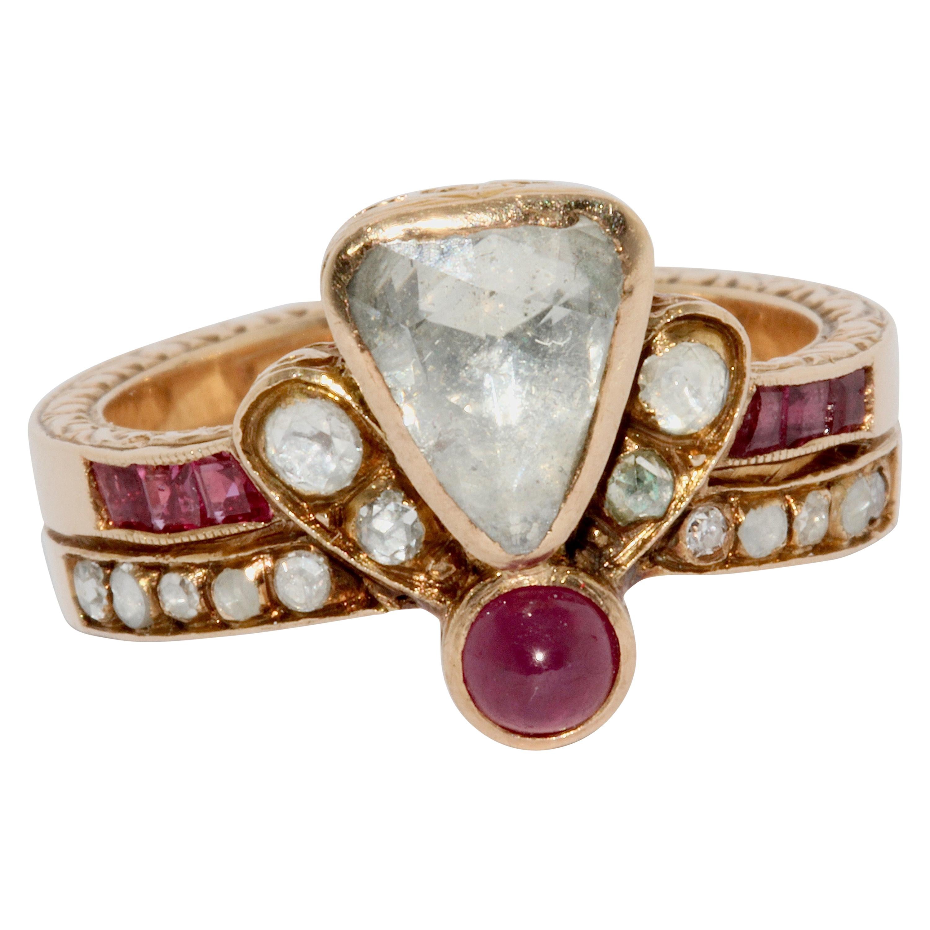 Bague ancienne en or royal avec trillion de diamants taille rose, rubis et ornements