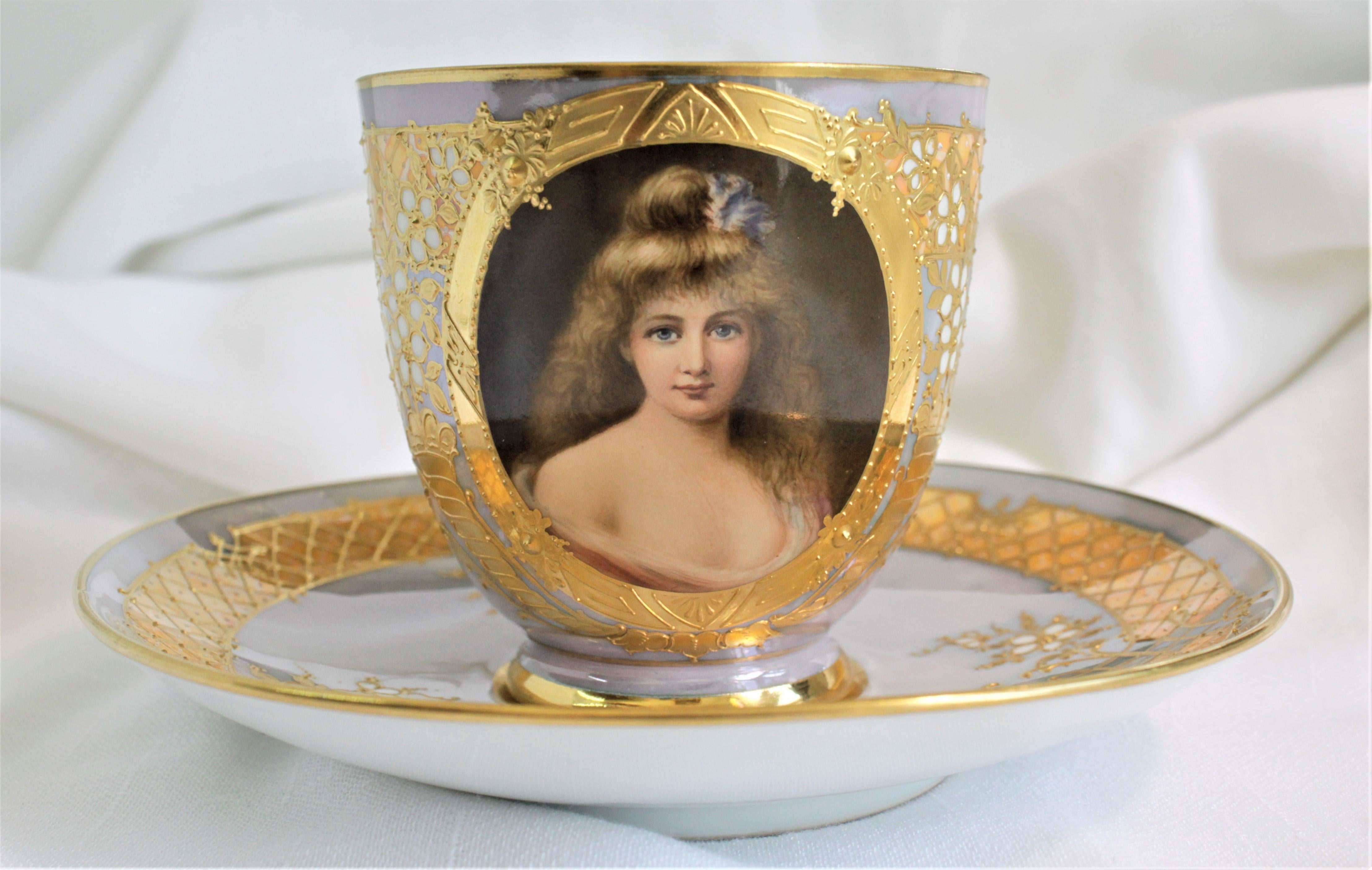 Diese antike Teetasse mit Untertasse aus Porzellan wurde um 1815 von der Königlichen Porzellanmanufaktur Deutschland:: besser bekannt als KPM:: im Biedermeier-Stil der damaligen Zeit hergestellt. Auf der Vorderseite der Teetasse ist das gut