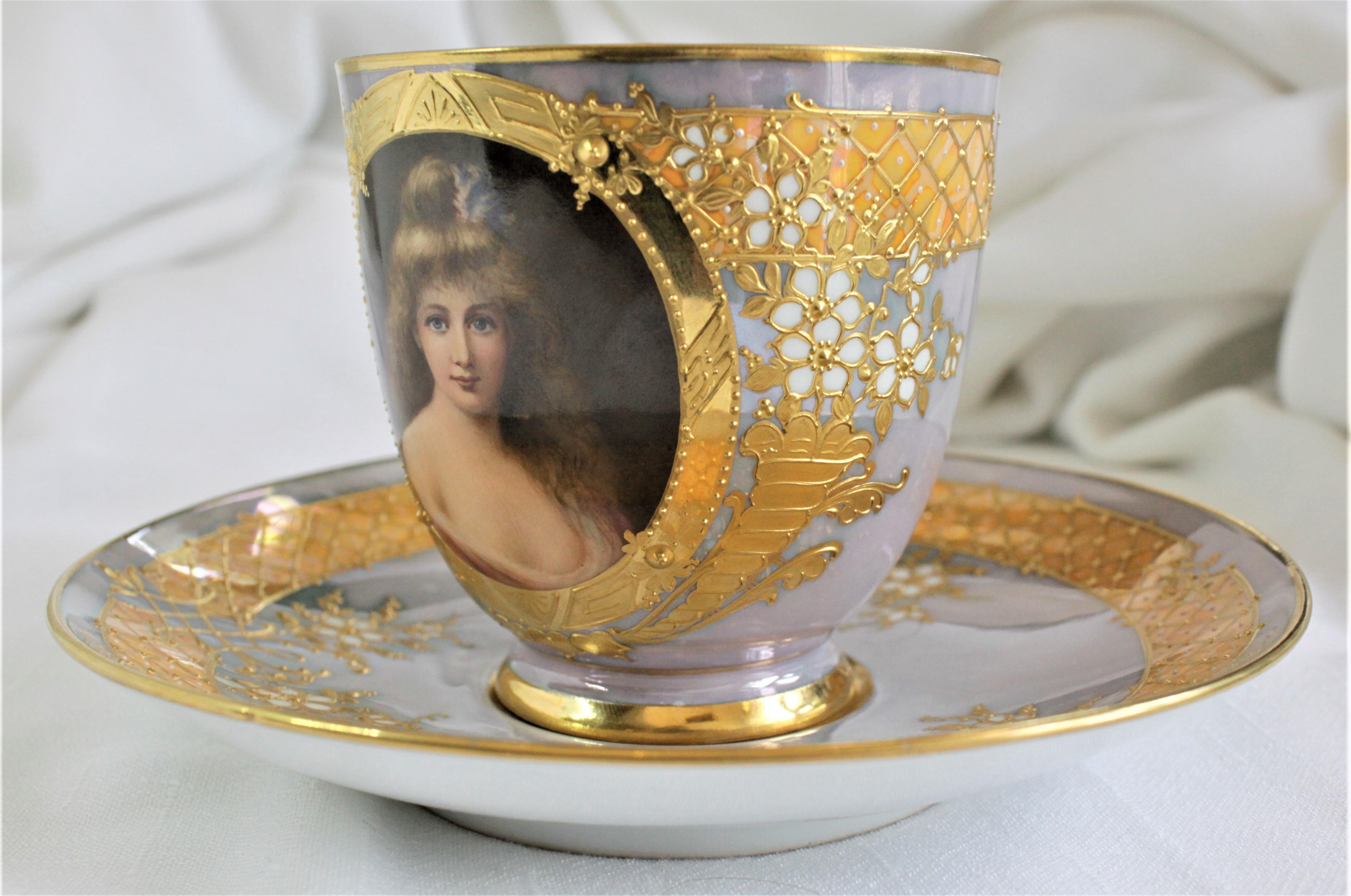 Antike Royal KPM Handgemaltes Portrait Teetasse & Untertasse mit schweren vergoldeten Akzenten im Zustand „Gut“ in Hamilton, Ontario
