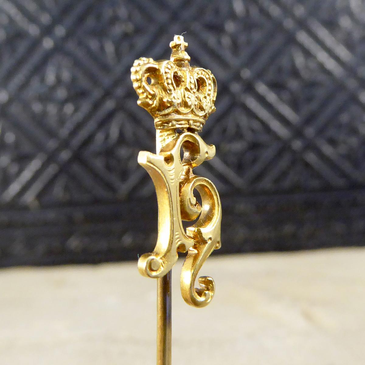 Dies ist eine historisch bedeutsame Präsentationsnadel mit der symbolischen Krone auf der Spitze. Diese Anstecknadel wurde in der spätviktorianischen Ära vollständig von Hand aus 14-karätigem Gelbgold gefertigt:: wobei die Wahrscheinlichkeit groß