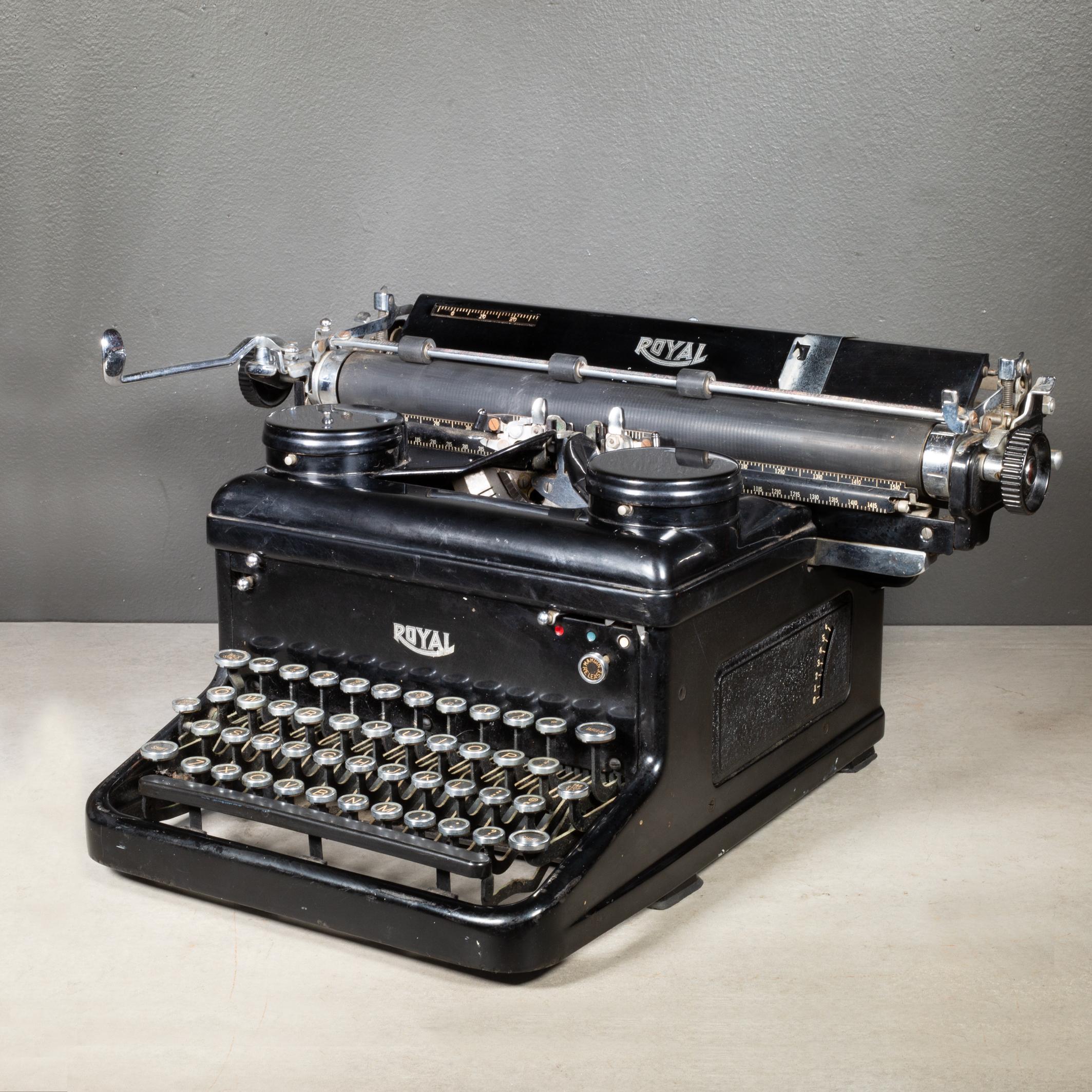 ÜBER

Eine antike Royal Standard Schreibmaschine mit Nickel und schwarzen Tasten mit goldenen Buchstaben. Die Leertaste und der Schlitten funktionieren ordnungsgemäß. Alle Tasten schlagen richtig an. Pop-up-Bandabdeckungen aus Metall. Seriennummer:
