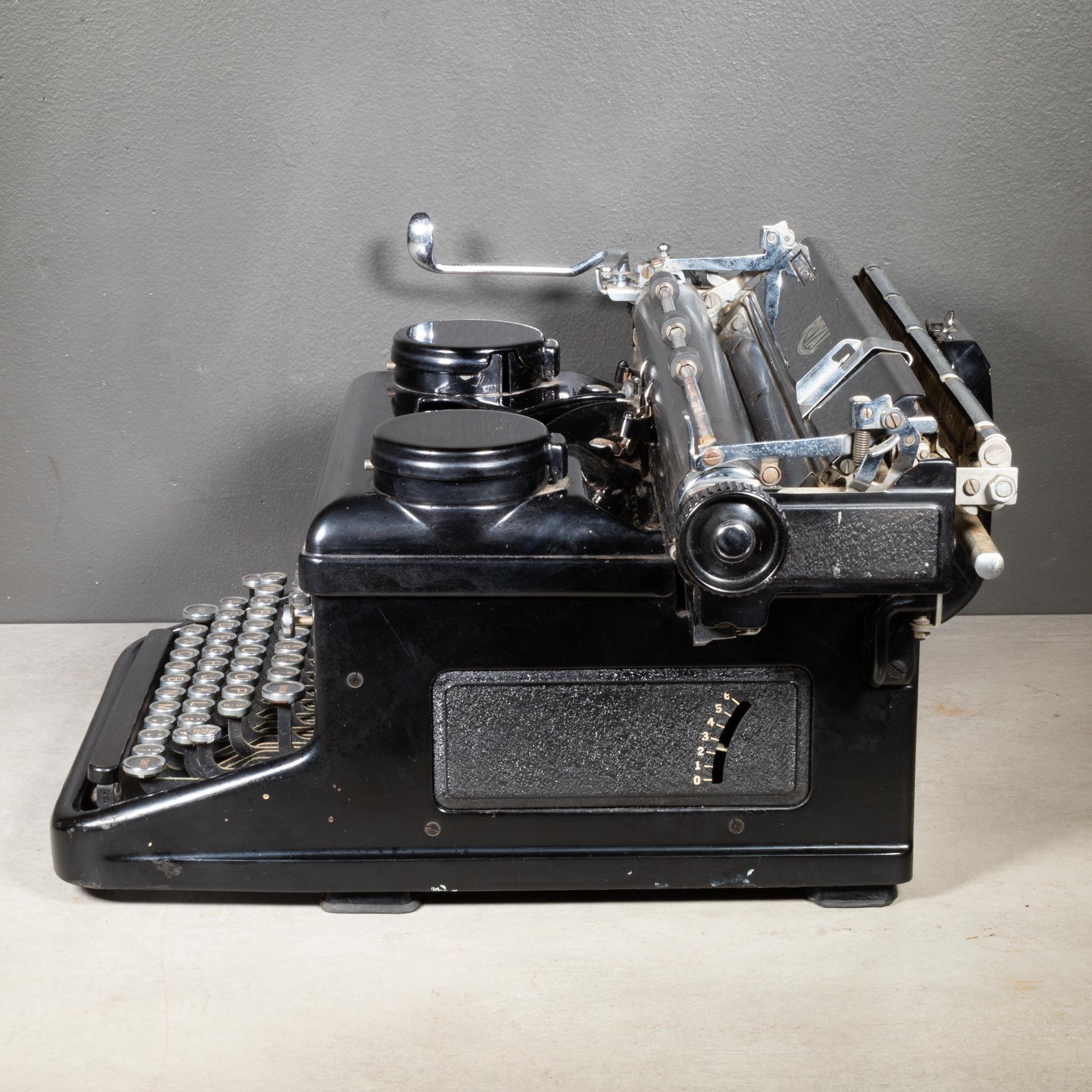 Antike Royal Standard Schreibmaschine mit Farbbandabdeckungen ca. 1938 (Art déco) im Angebot