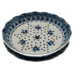 Antiguo colador de fruta de loza Royal Tichelaar Makkum Delft azul y blanco 2 pzs.