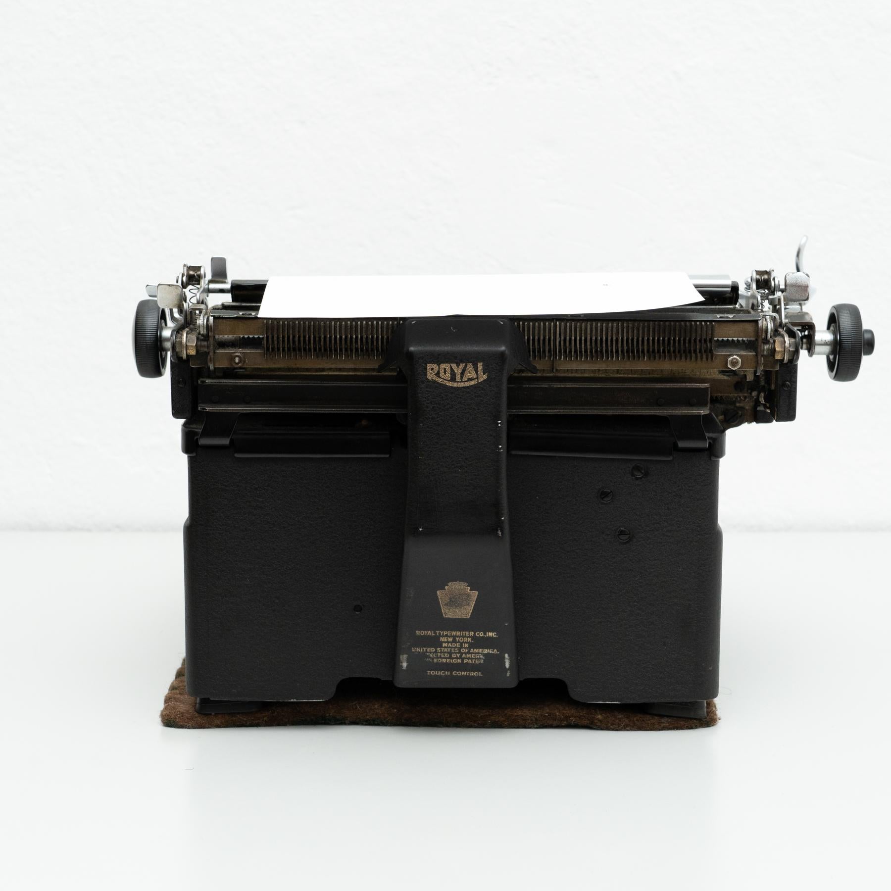 Antique Royal Typewriter Machine, circa 1920 In Good Condition In Barcelona, Barcelona