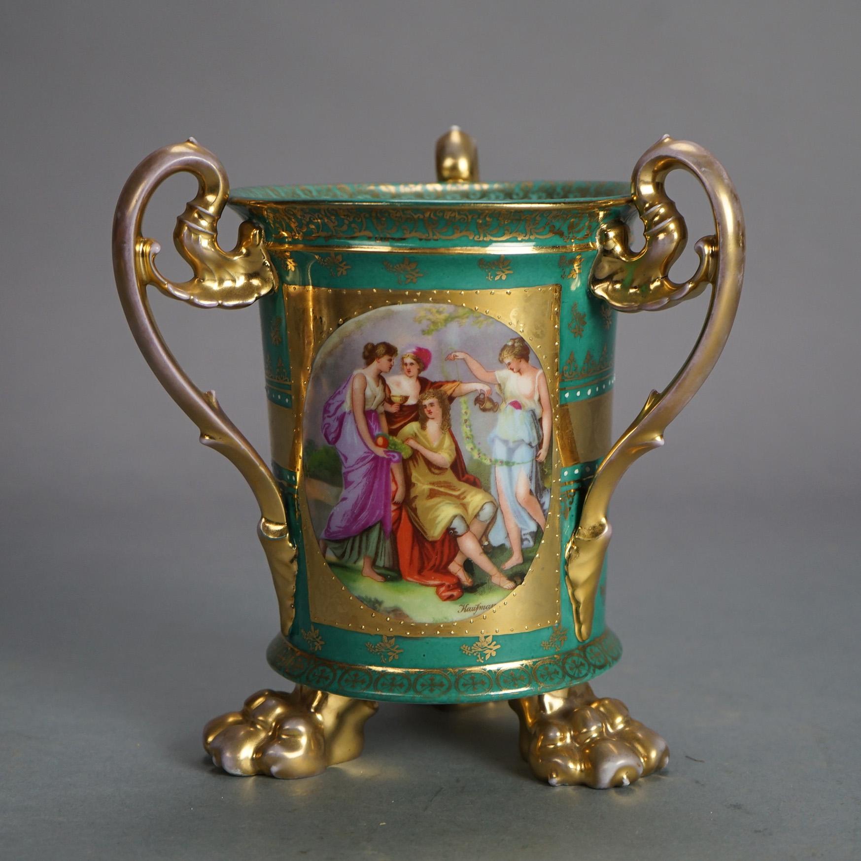 Ancien vase à portrait en porcelaine peinte à la main de Vienne royale autrichienne avec scène classique, triple poignée en forme de feuillage et pieds en forme de patte, vers 1900

Mesures - 7.75 
