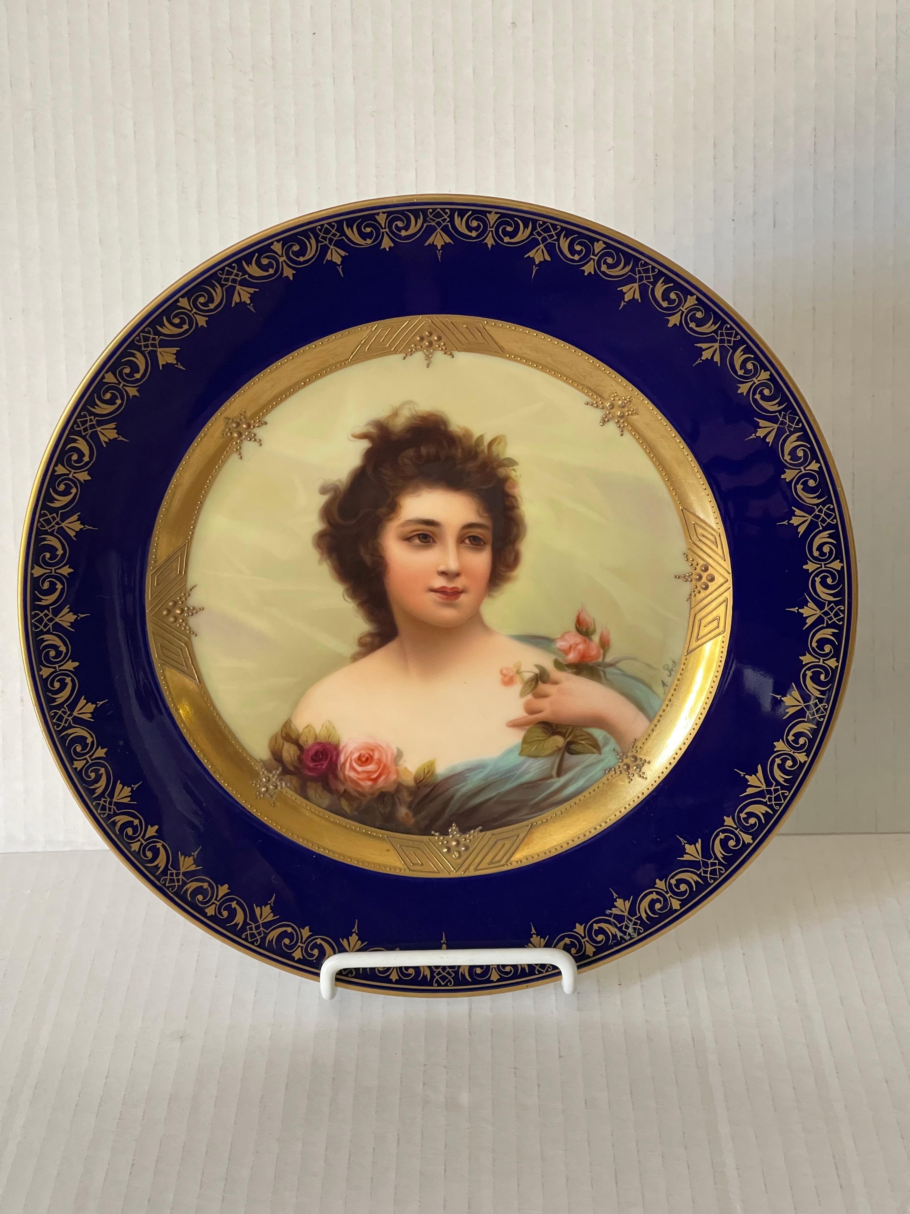 Antiguo plato austriaco cca 1860 Royal Vienna Porcelain retrato de gabinete, 9, con borde azul cobalto con oro . Retrato pintado a mano de una mujer joven. Firmado verso Cowuetetie. Marca bajo vidriado para porcelana Toysl de Viena.
