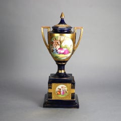 Ancienne urne et écusson en porcelaine dorée cobalt de Vienne avec scène de courtoisie de Royal Vienna, vers 1890