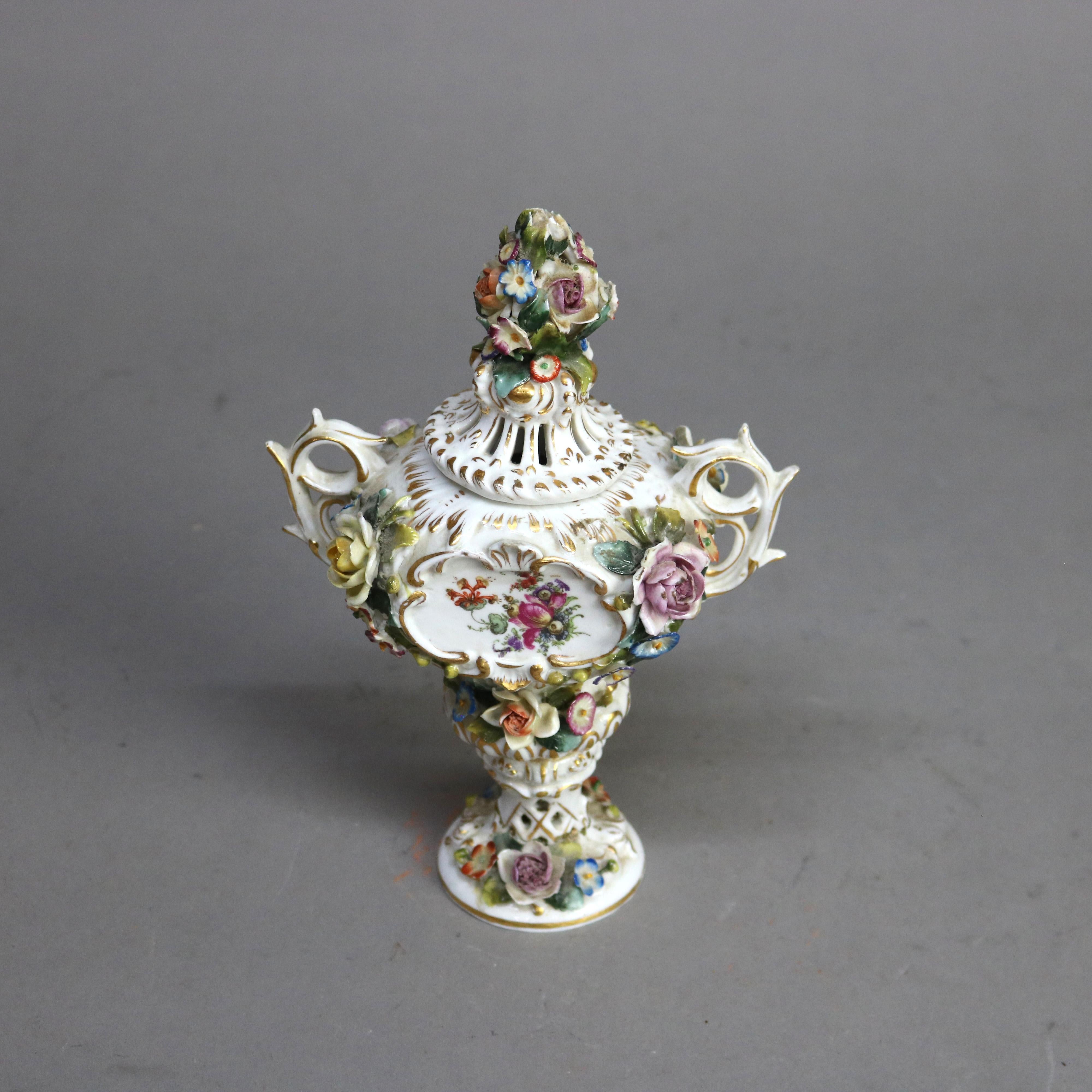 Antica Urna Royal Vienna Porcelain dipinta a mano e dorata con fiori applicatiC1890

Misure: 9.3/8