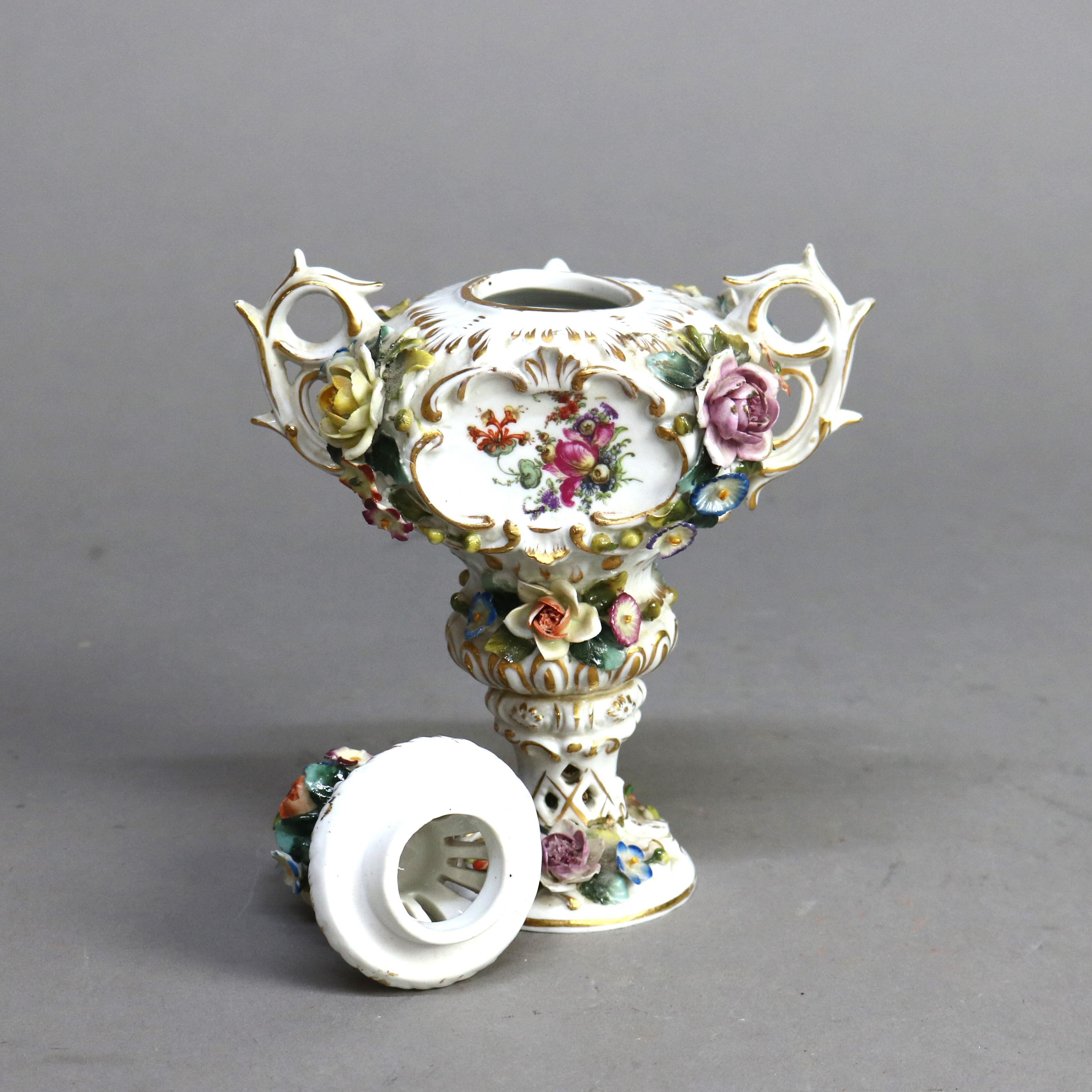Antica Urna Royal Vienna Porcelain dipinta a mano e dorata C1890 In condizioni buone a Big Flats, NY