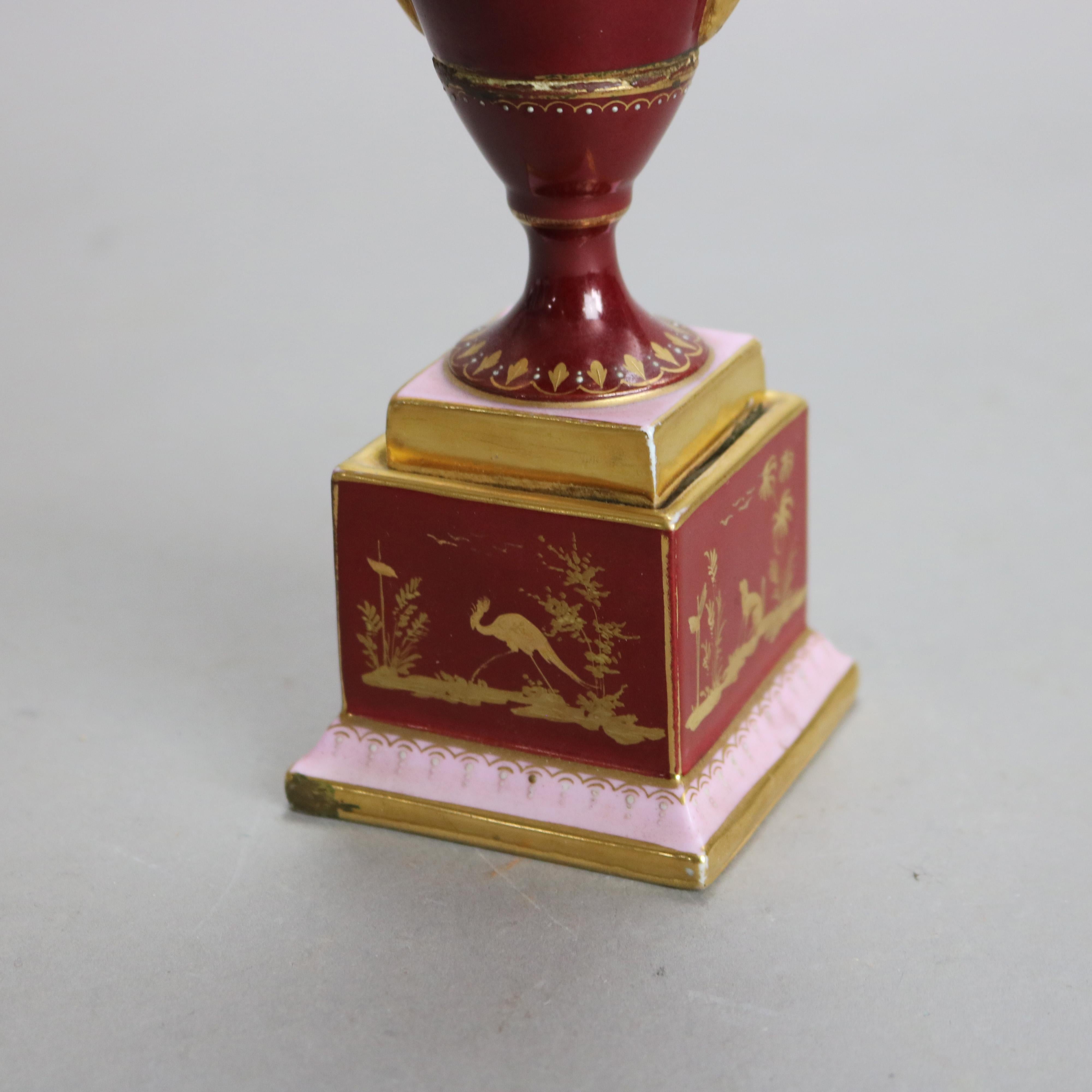 Ancienne urne royale de Vienne en porcelaine peinte et dorée à la main avec chérubin, vers 1890

Mesures - 7 3/4