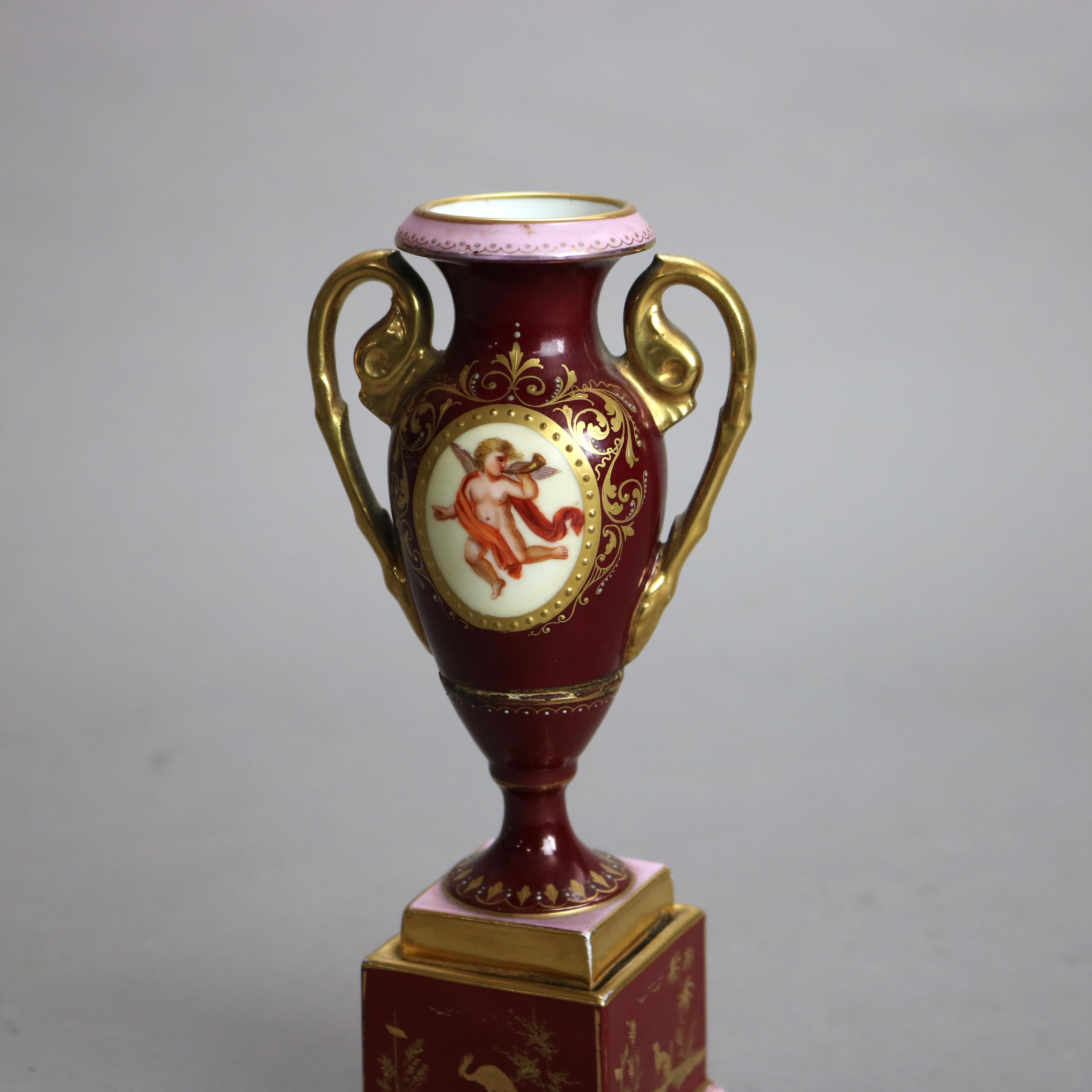 Européen Ancienne urne royale de Vienne en porcelaine peinte et dorée à la main avec chérubin, vers 1890 en vente