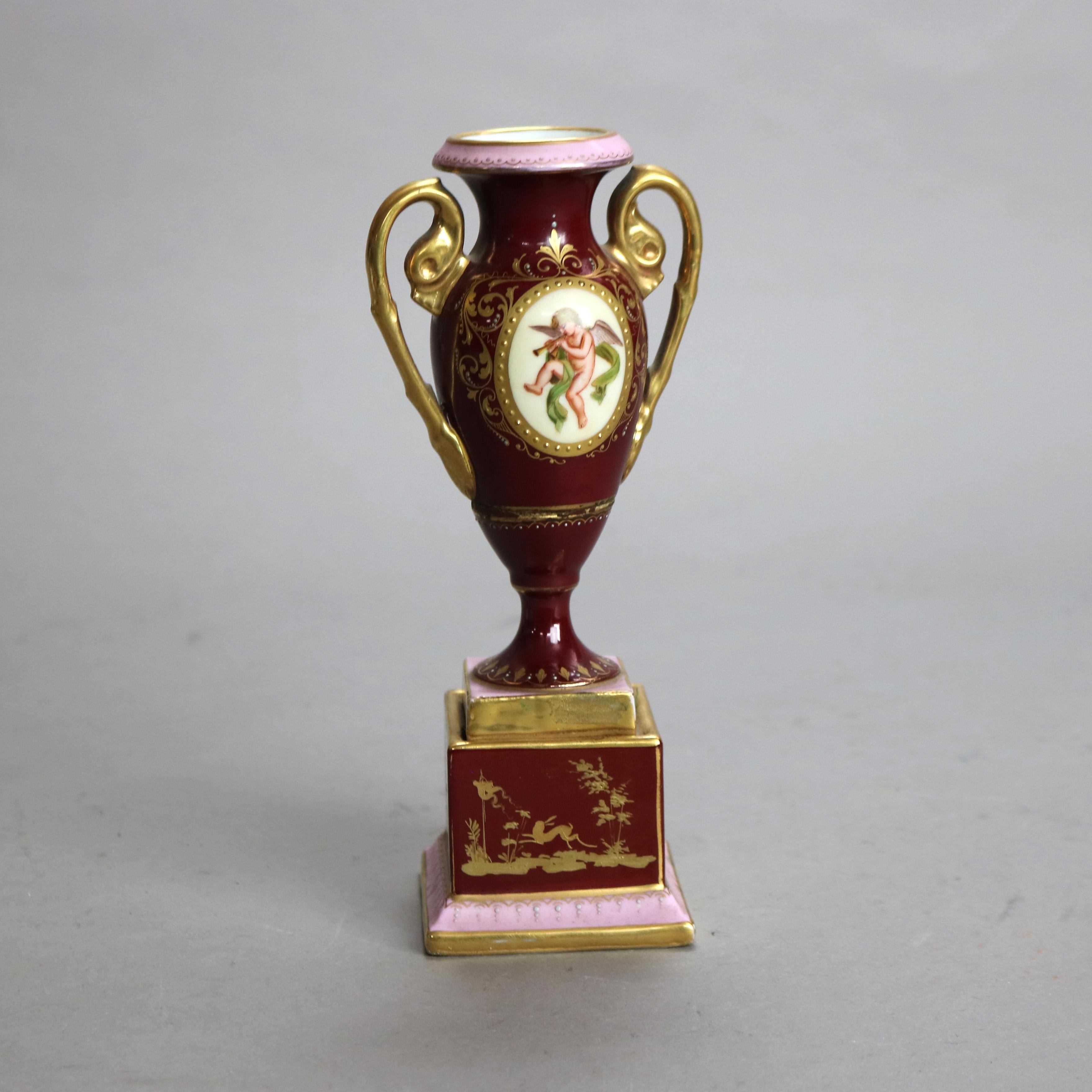 Ancienne urne royale de Vienne en porcelaine peinte et dorée à la main avec chérubin, vers 1890 Bon état - En vente à Big Flats, NY