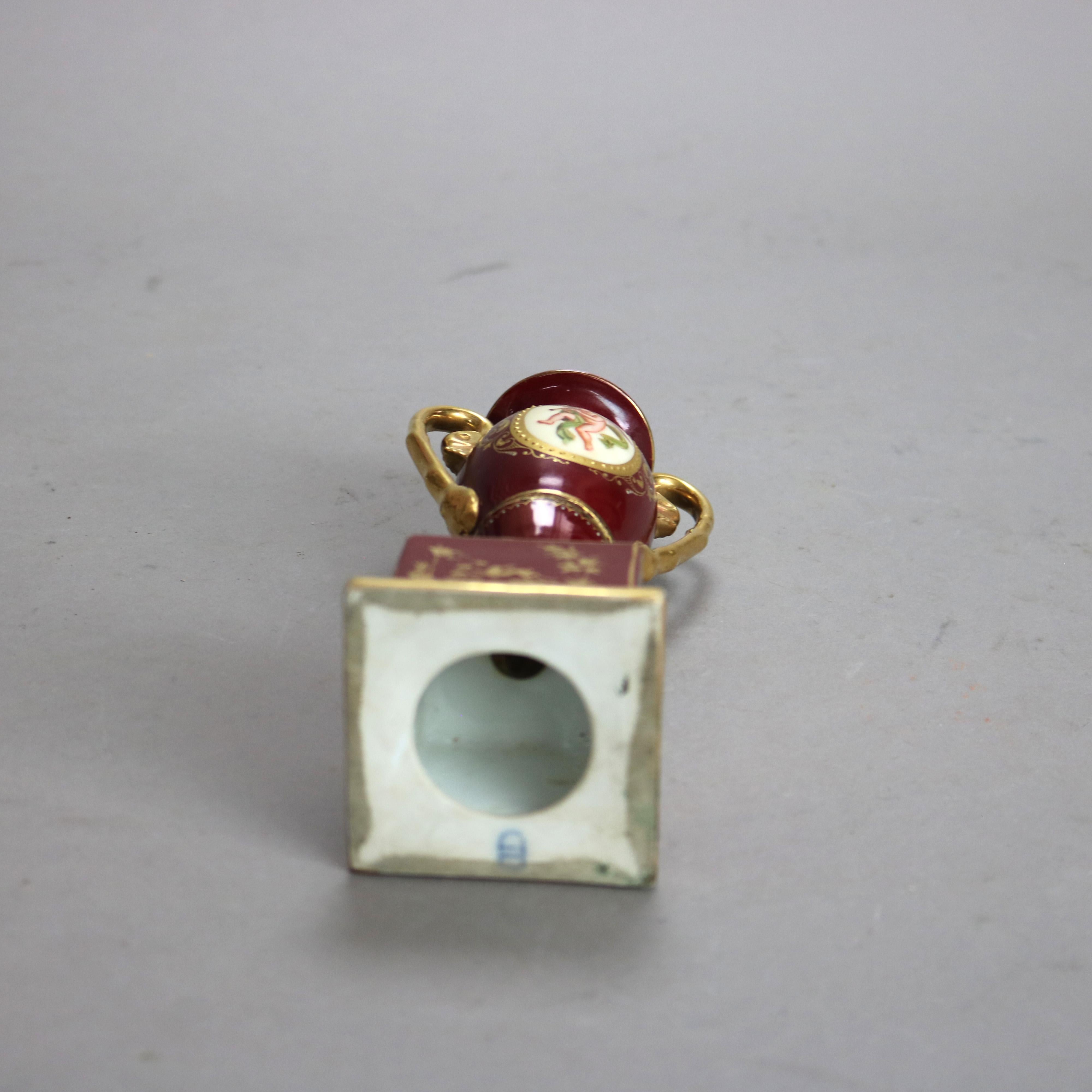 XIXe siècle Ancienne urne royale de Vienne en porcelaine peinte et dorée à la main avec chérubin, vers 1890 en vente