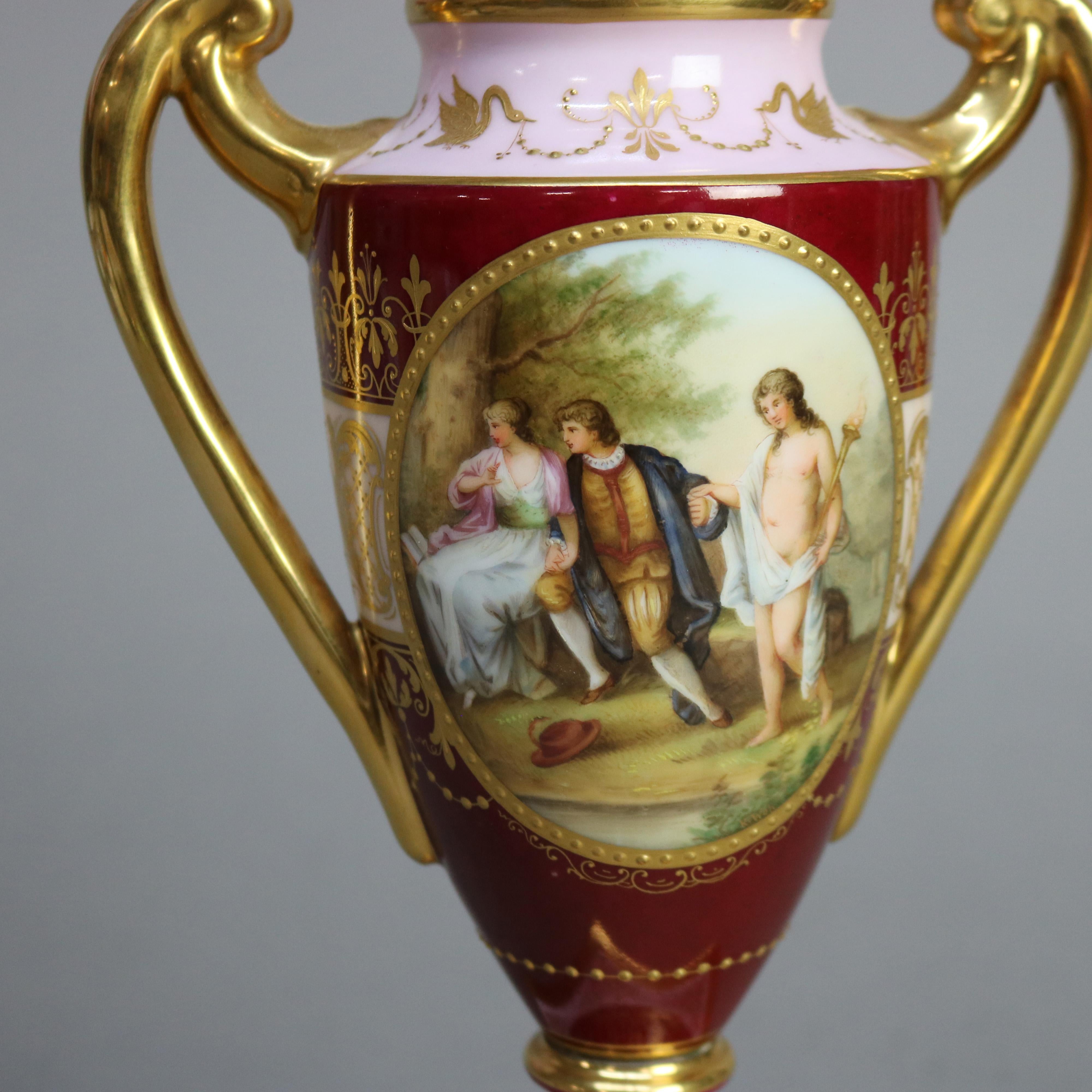 Antica urna in porcellana Royal Vienna Porcelain dipinta a mano e dorata con genere, firmata, C1890 In condizioni buone a Big Flats, NY