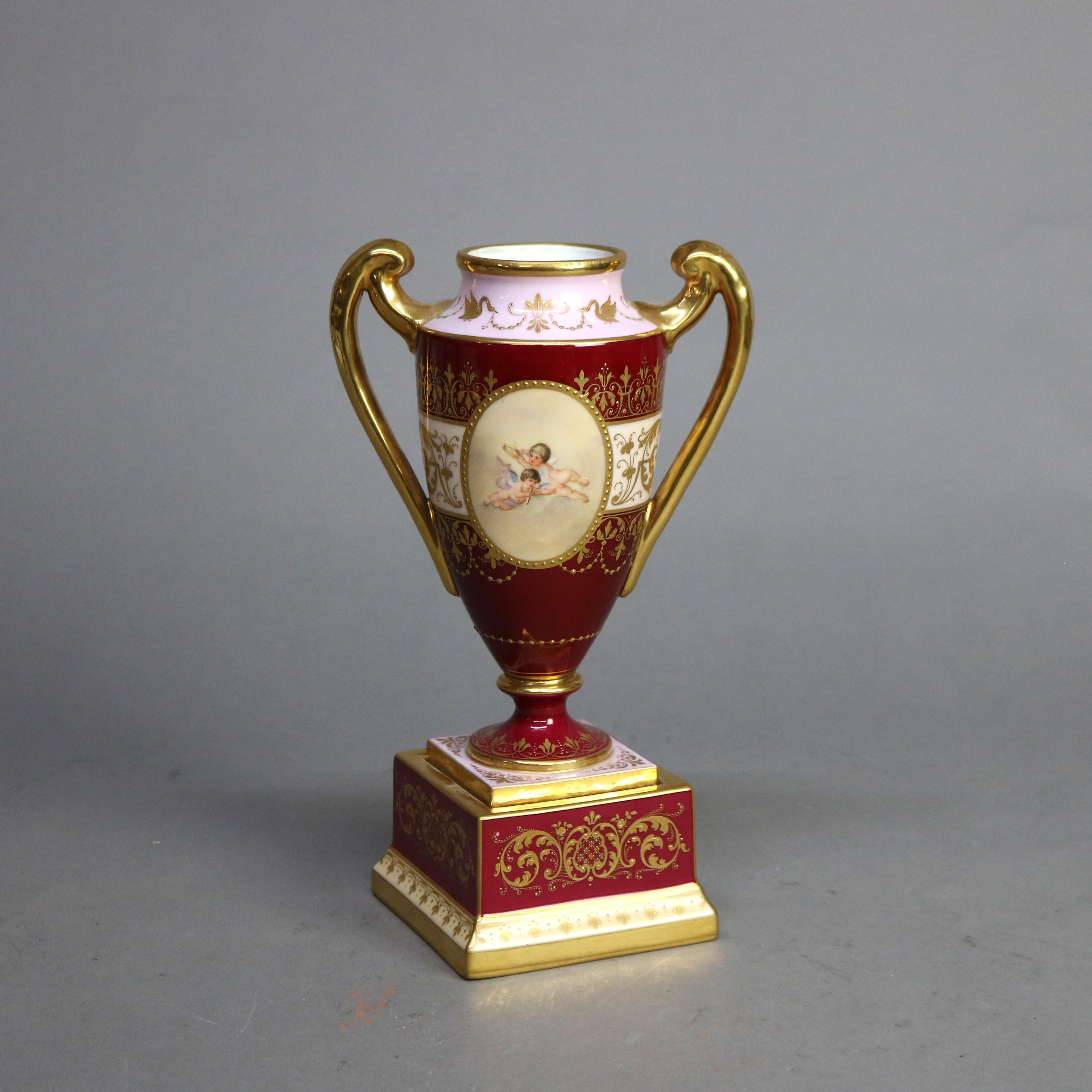 XX secolo Antica urna in porcellana Royal Vienna Porcelain dipinta a mano e dorata con genere, firmata, C1890