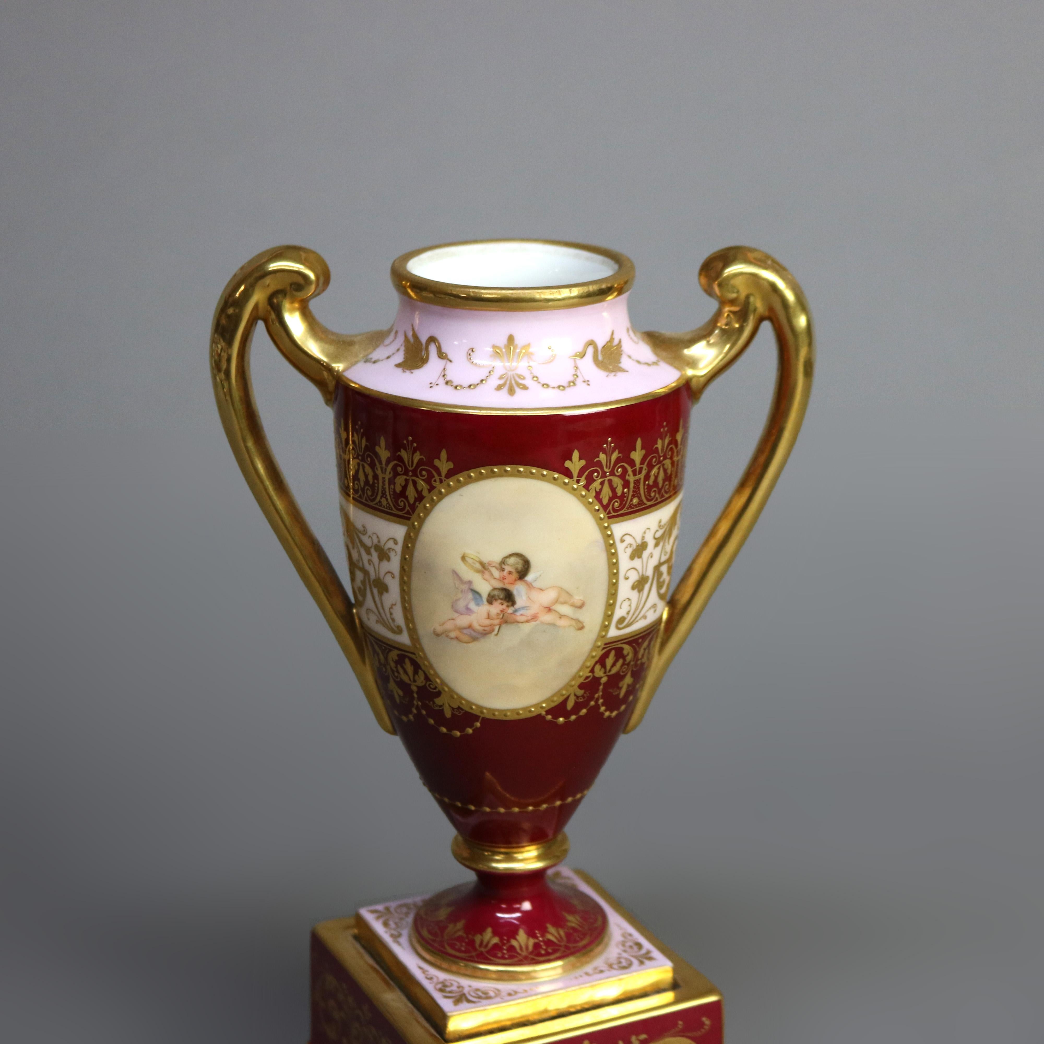 Antica urna in porcellana Royal Vienna Porcelain dipinta a mano e dorata con genere, firmata, C1890 1
