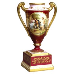 Antica urna in porcellana Royal Vienna Porcelain dipinta a mano e dorata con genere, firmata, C1890