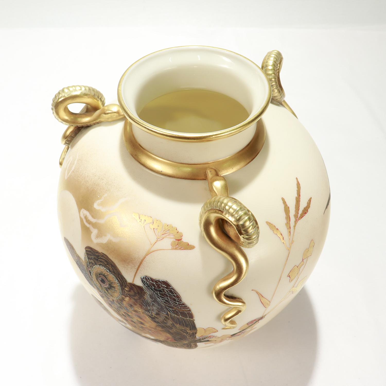 Antico vaso con gufo in porcellana dorata del periodo estetico di Royal Worcester con manico a serpente in vendita 2