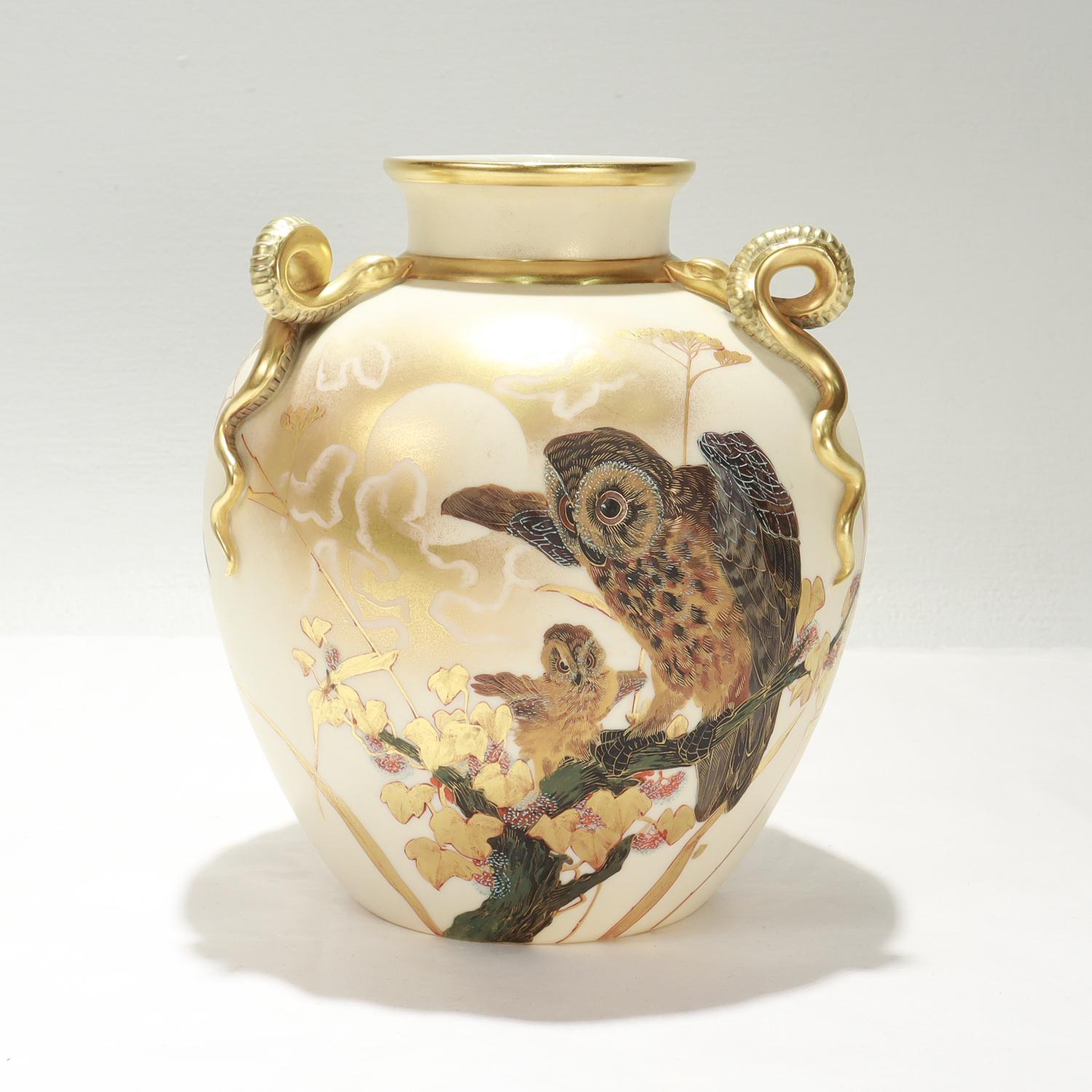 Un bel vaso antico di porcellana del periodo estetico inglese.

Da Royal Worcester.

Con un fondo di porcellana avorio. 

Dipinto con una scena centrale di un gufo dalle orecchie corte e il suo pulcino appollaiati in cima a un ramo d'albero tra