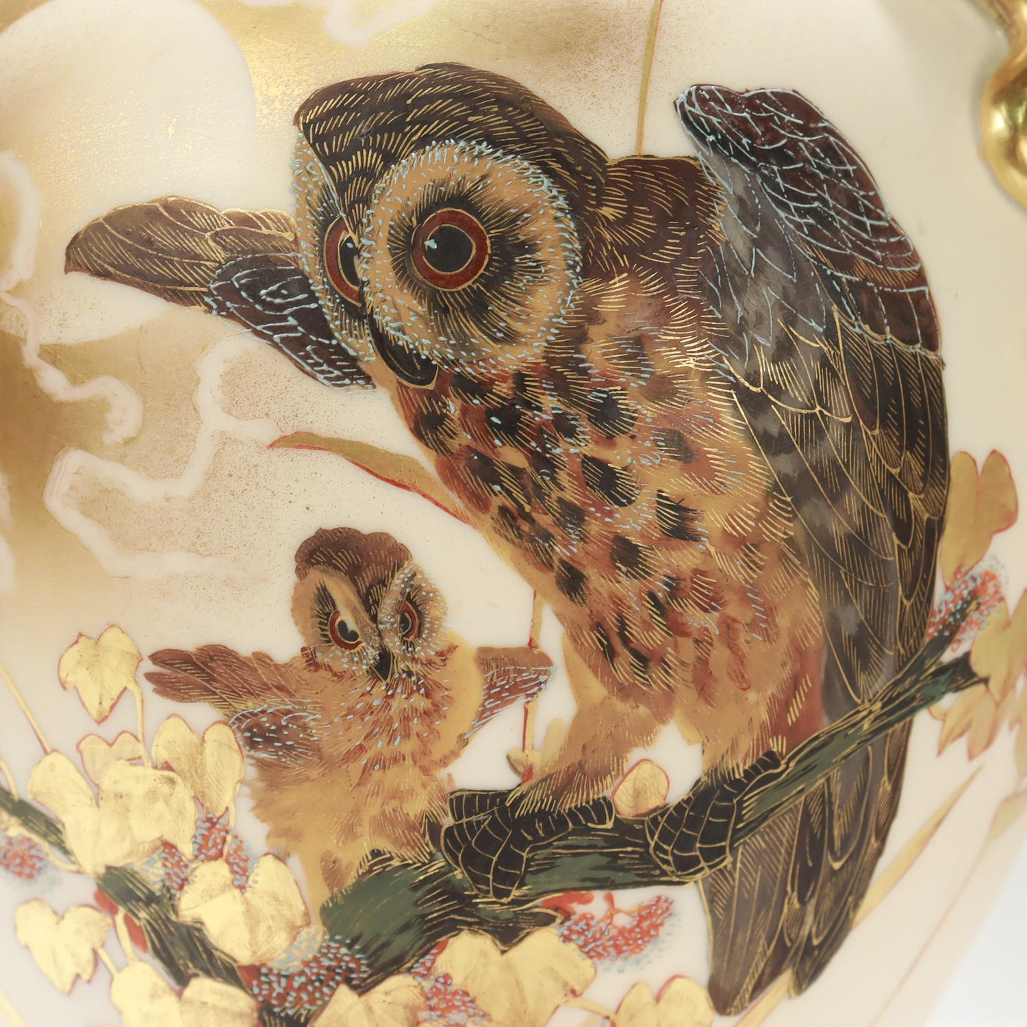 Estetismo Antico vaso con gufo in porcellana dorata del periodo estetico di Royal Worcester con manico a serpente in vendita
