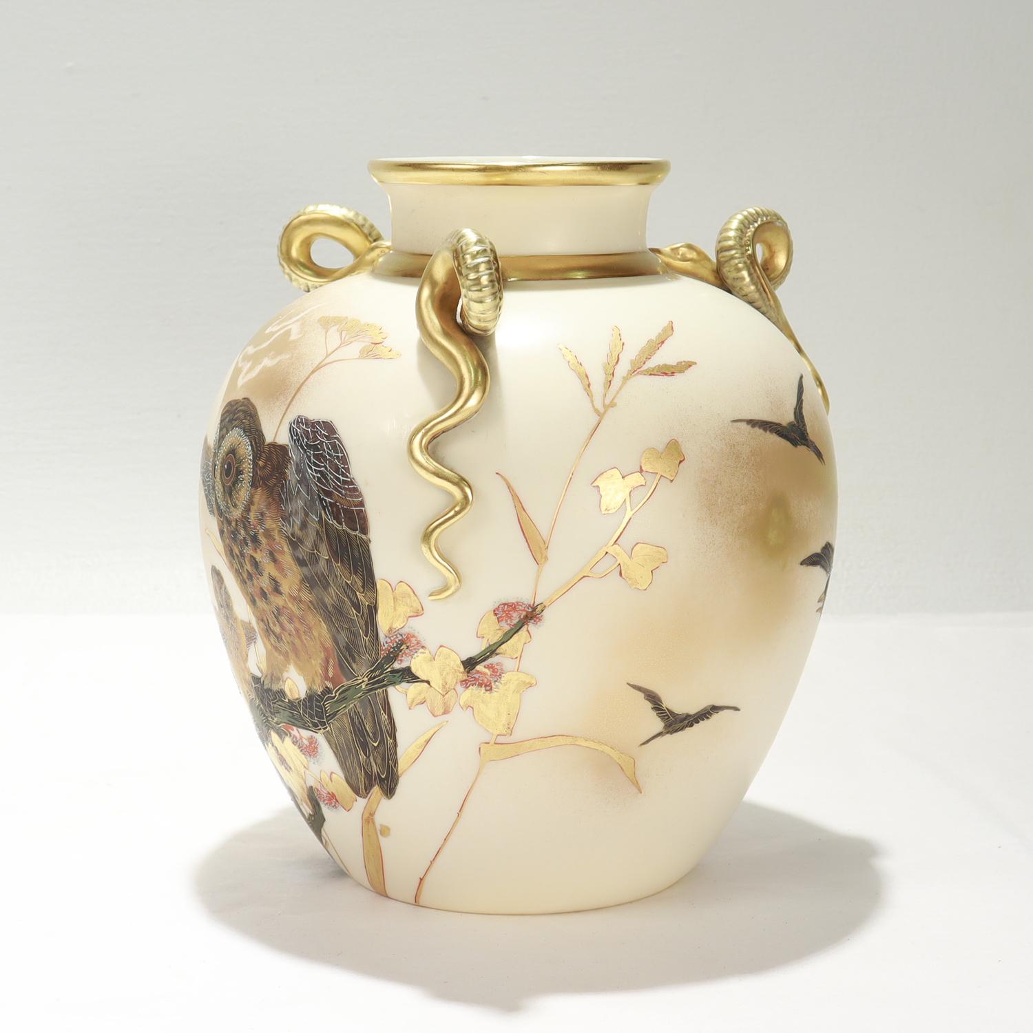 Dorato Antico vaso con gufo in porcellana dorata del periodo estetico di Royal Worcester con manico a serpente in vendita