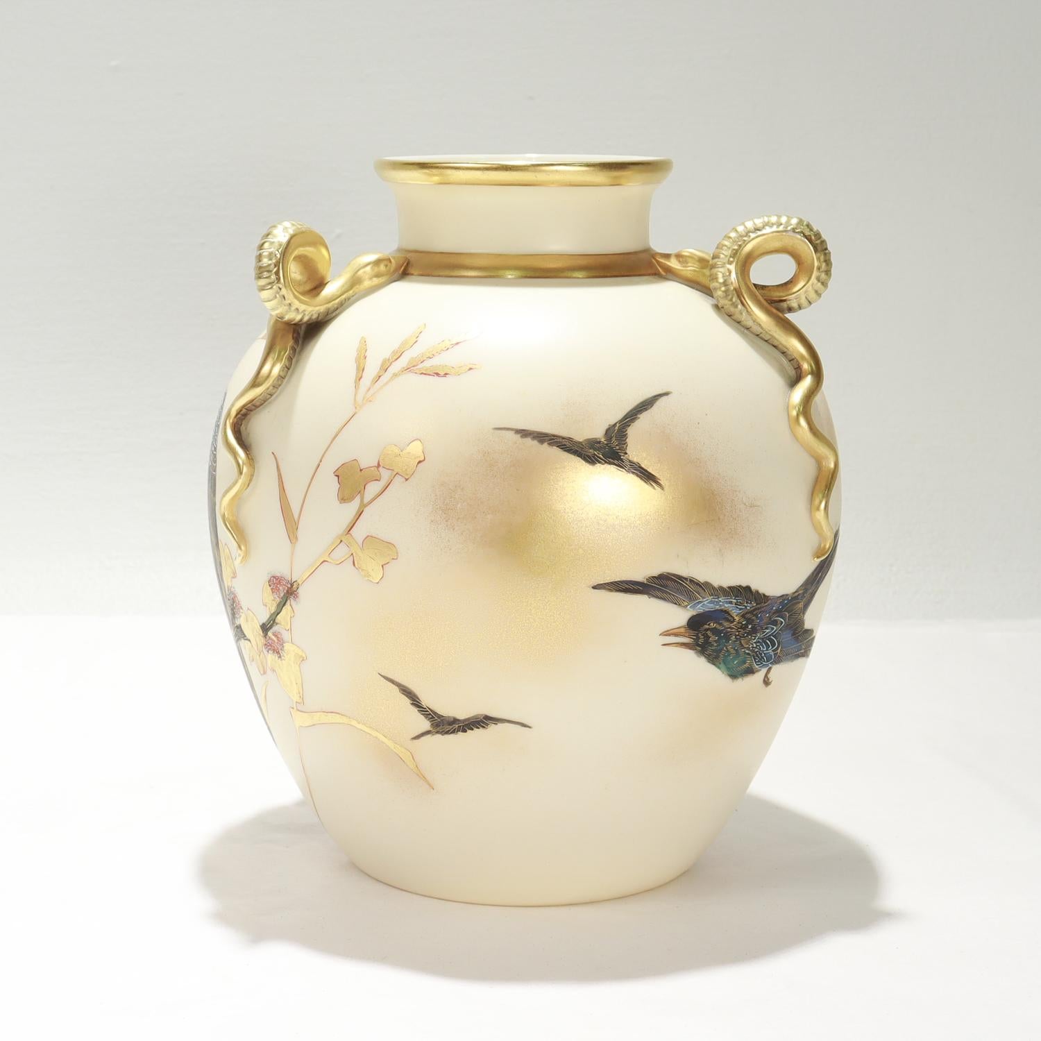 Antico vaso con gufo in porcellana dorata del periodo estetico di Royal Worcester con manico a serpente In condizioni buone in vendita a Philadelphia, PA
