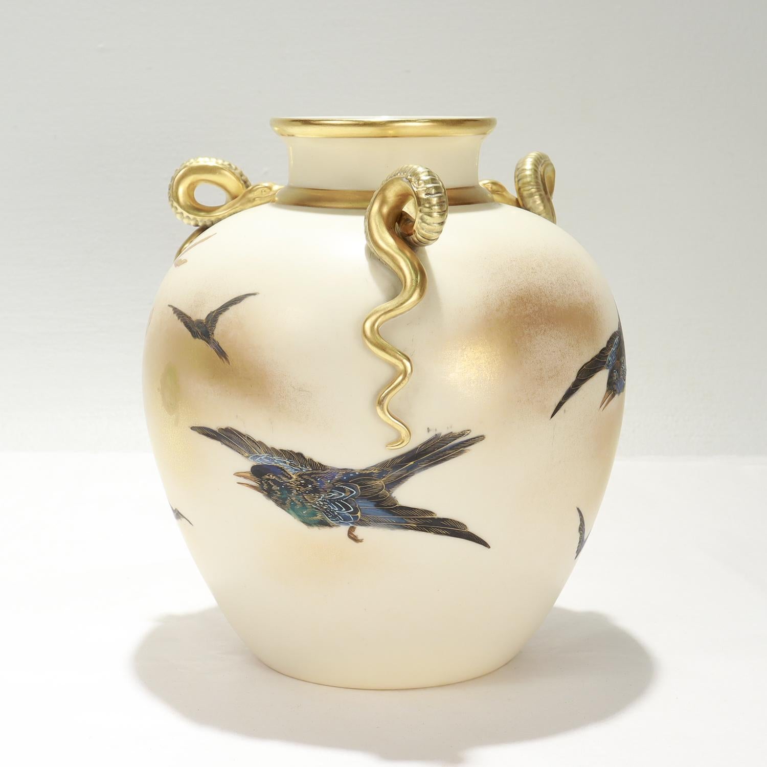 XX secolo Antico vaso con gufo in porcellana dorata del periodo estetico di Royal Worcester con manico a serpente in vendita