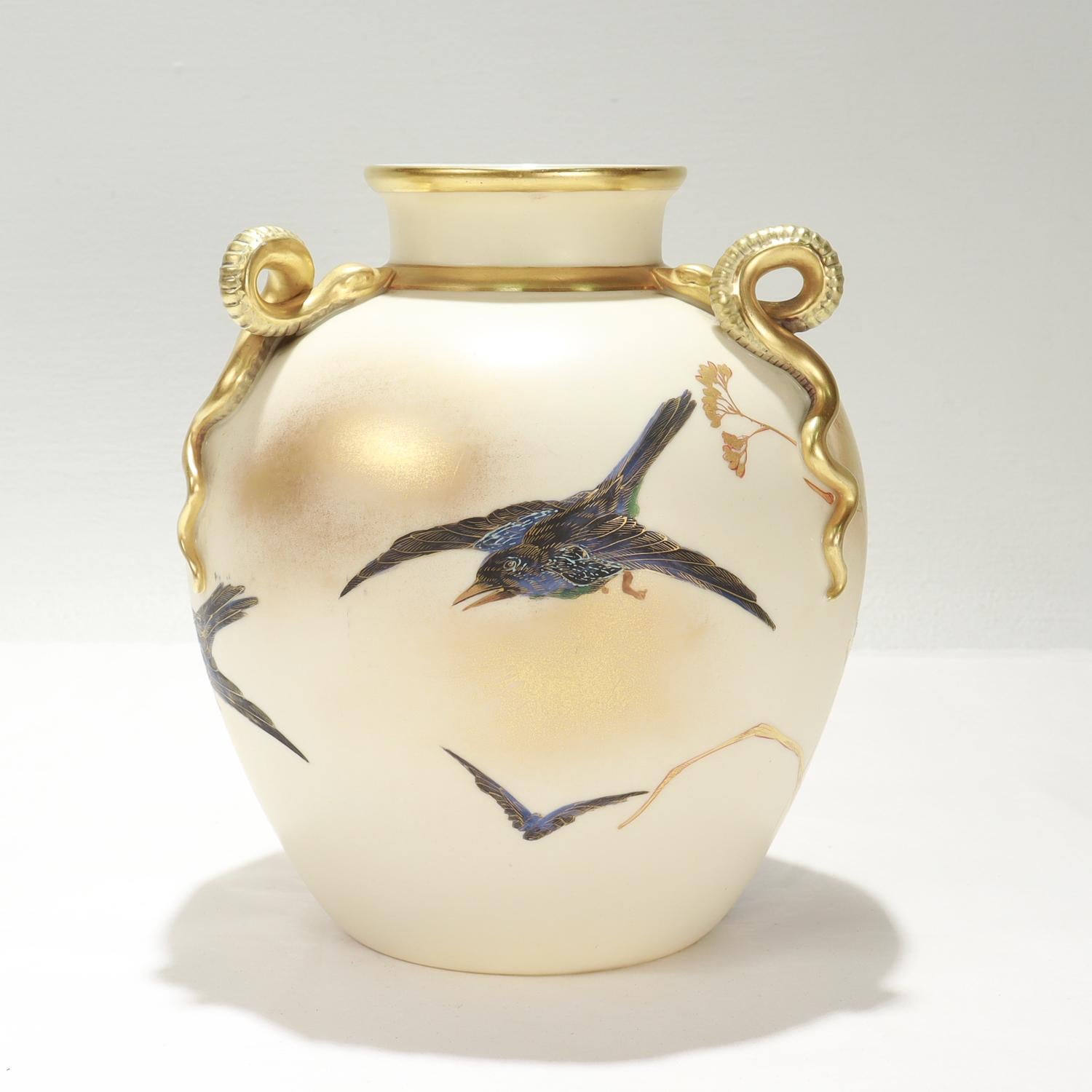 Porcellana Antico vaso con gufo in porcellana dorata del periodo estetico di Royal Worcester con manico a serpente in vendita