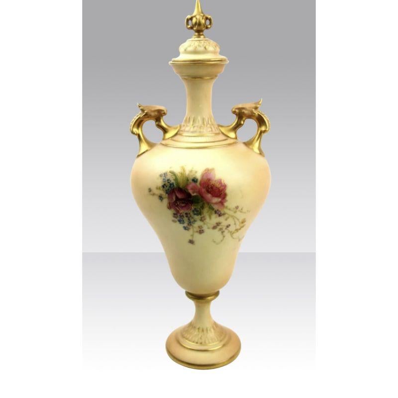Beautiful Antique Royal Worcester blush ivory pedestal vase with cover.

Hand painted with flowers and foliage.
Excellent original c.
Dated 1912
27cm high

Declaration: This item is antique. The date of manufacture has been declared as