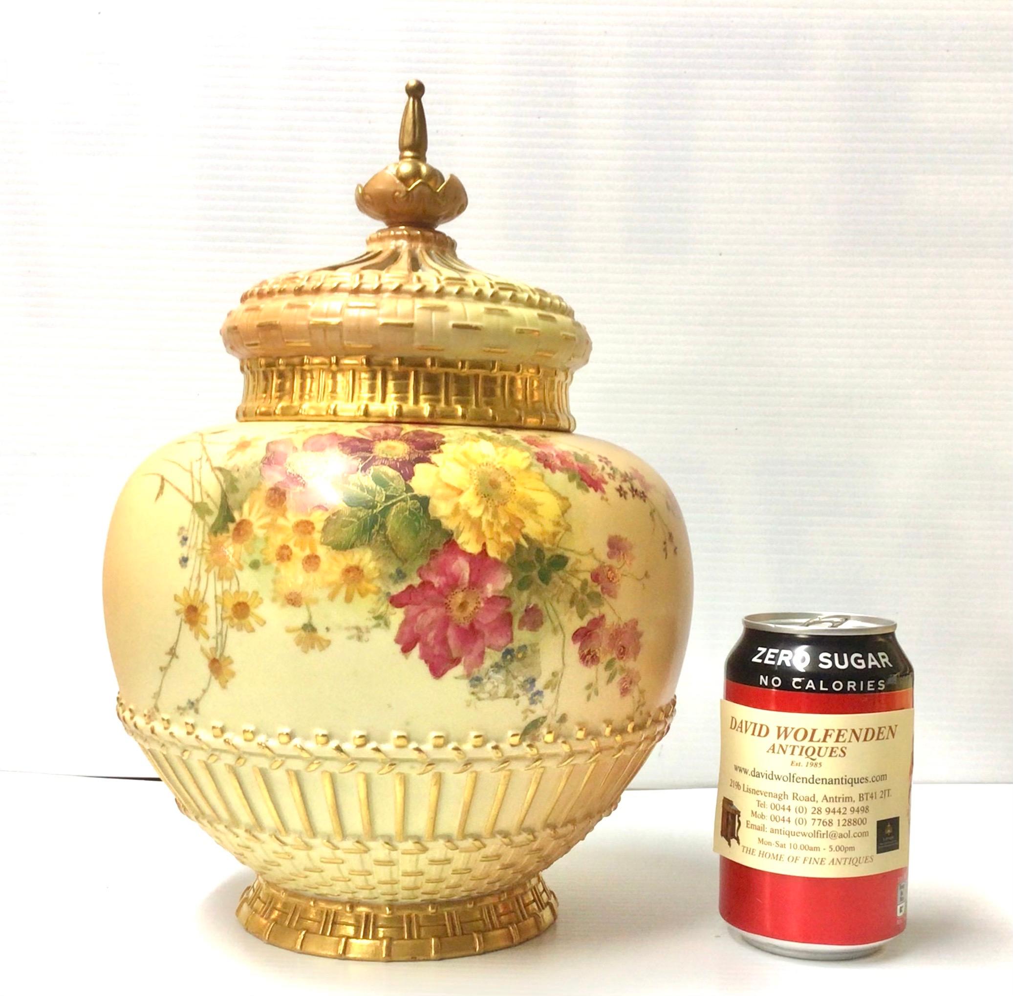 Wonderful large antique Royal Worcester blush ivory pot pourri rose jar and crown cover complete with inner cover,hand painted with flowers and foliage etc.

Perfect condition
Dated 1915
Measures: 31cms high
20cms diameter
(12ins high).