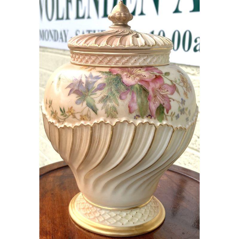 Antique Royal Worcester Blush Ivory Pot Pourri Vase and Cover In Excellent Condition For Sale In Antrim, GB