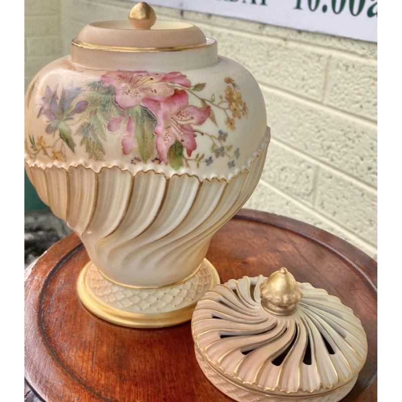 Early 20th Century Antique Royal Worcester Blush Ivory Pot Pourri Vase and Cover For Sale