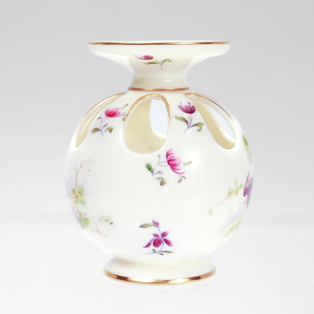 Porcelaine Ancien vase Pomander de Royal Worcester en porcelaine ivoire poudré doré avec faisans en vente