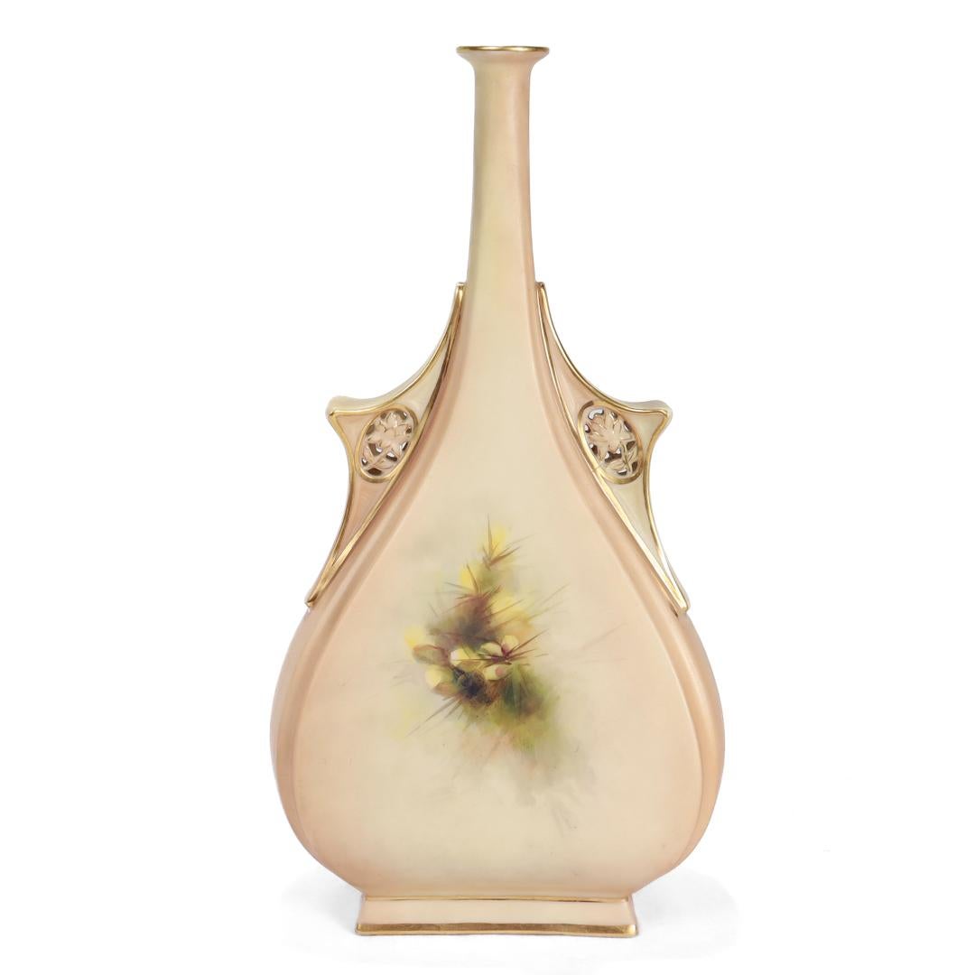 Ancien vase en porcelaine rose dorée Royal Worcester avec faisans peints à la main Bon état - En vente à Philadelphia, PA