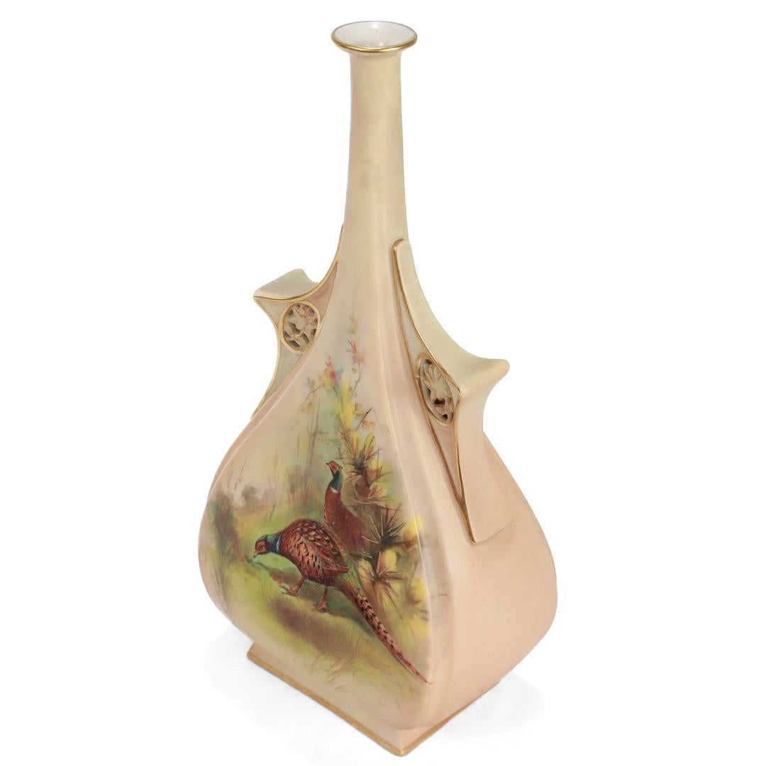Porcelaine Ancien vase en porcelaine rose dorée Royal Worcester avec faisans peints à la main en vente