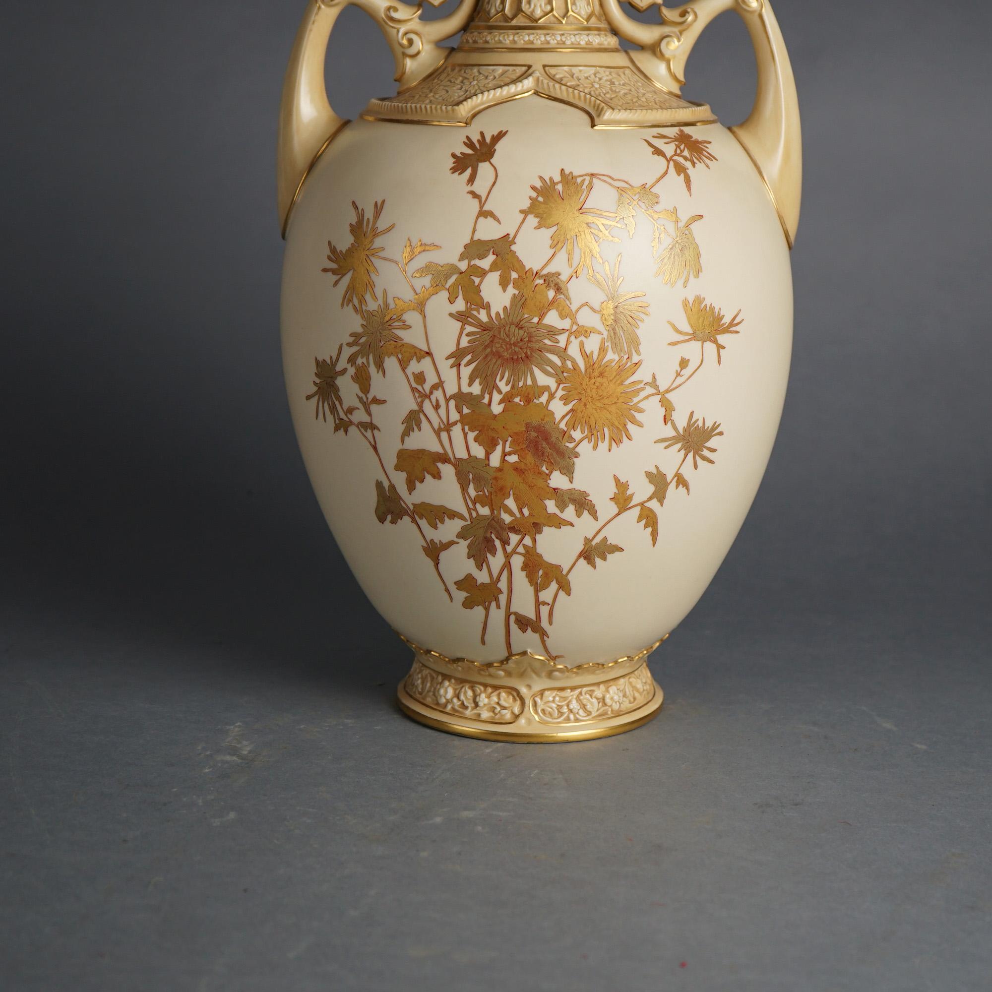 Porcelaine Vase ancien Royal Worcester peint et doré à la main à motifs floraux, vers 1890 en vente
