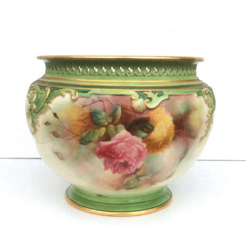 Beautiful large antique Royal Worcester hand painted jardiniere.

Shape 295.Dated 1907
Painted With Roses And Fabulous Gilding With A Reticulated Rim
280cm diameter x 22.5cm high.
Insured delivery to UK and Ireland is included in