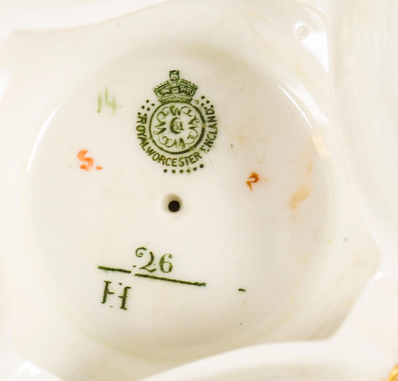 Antique Royal Worcester Ovoid Porcelain Vase 20th Century In Good Condition For Sale In London, GB