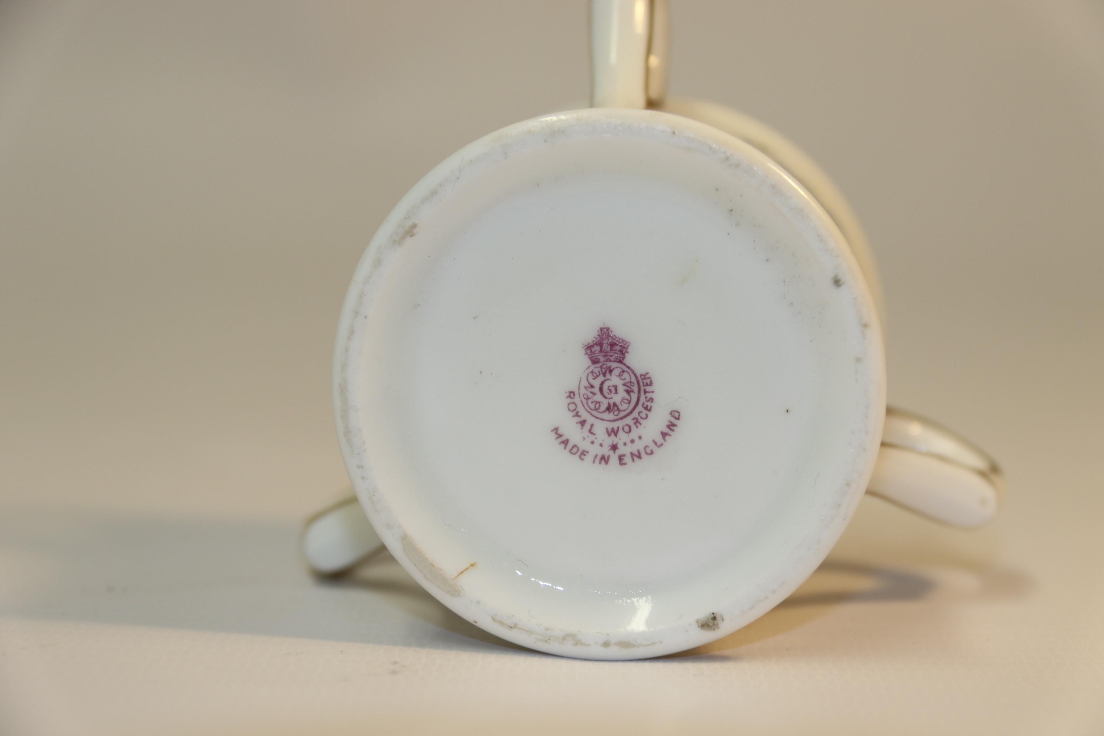 Early 20th century Royal Worcester Porcelain Miniature Loving Cup, English, 1922 For Sale 1