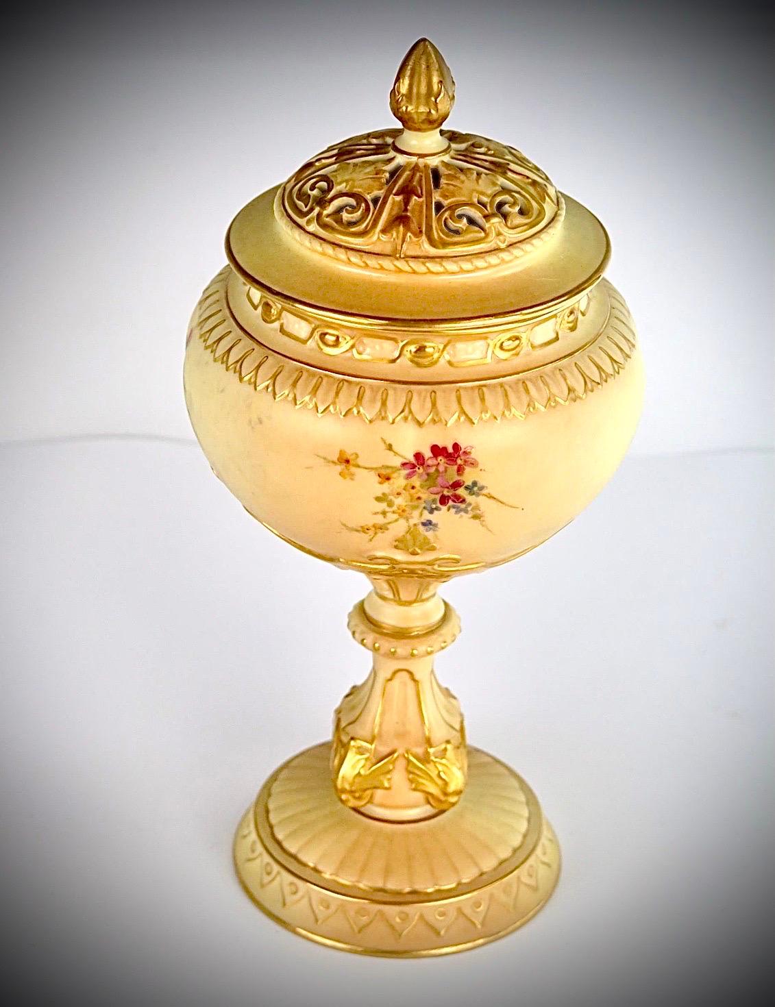 Beautiful antique Royal Worcester blush ivory
Pot Pourri Pedestal vase complete with gilted
Pierced cover painted with flowers and foliage.
Dated 1911
9.5ins high.